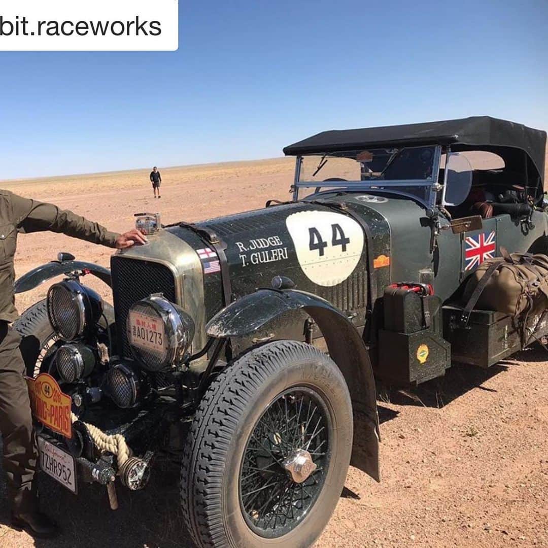 ジョンチャップマンのインスタグラム：「Into the #gobidesert @bad.habit.raceworks #pekingtoparis #rally #bespoke #vintage #holdall #vintagecar #bentley #madeinengland #handcrafted #bags #luggage」