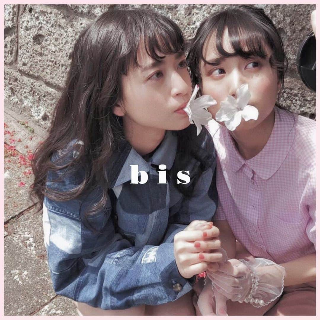 のインスタグラム：「🌷 new issue ﻿🌷﻿﻿ ﻿﻿﻿﻿ bis July 2019﻿﻿ ﻿﻿﻿ IN HER EYES「自分だけの境界線」﻿ ﻿ ﻿ 乃木坂46 期待の4期生﻿ 金川紗耶ちゃんと賀喜遥香ちゃんが﻿ 気になるit girlと学ぶトレンドファッション企画に登場🍒﻿ ﻿ かわいいオフショットと﻿ 2人のコメントをスワイプしてチェックして💕﻿ ﻿ ﻿ ﻿ ﻿ #乃木坂46 #乃木坂 #乃木坂4期生 #nogizaka46 #アイドル #坂道 #金川紗耶 #賀喜遥香 #撮影 #オフショット #itgirl #デニム #ファッション #トレンド #offshot #📷 #bis #bis_web #光文社」