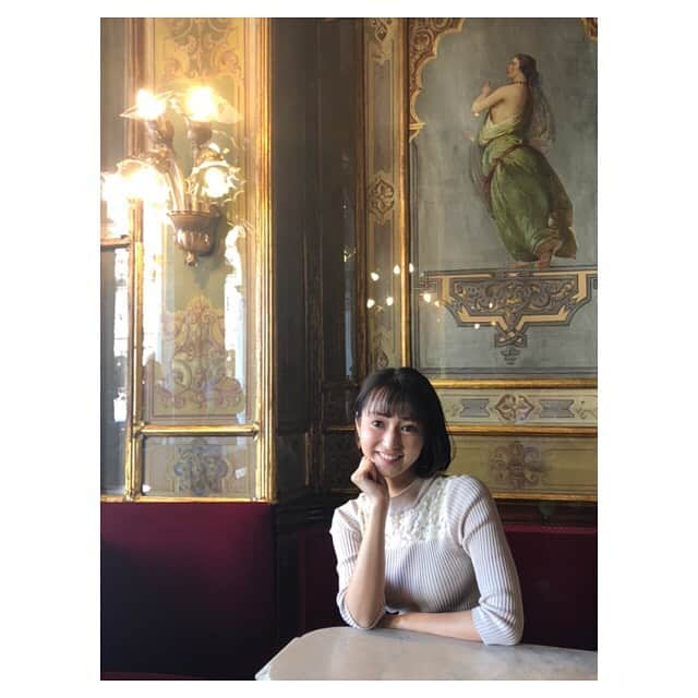 早乙女わかばさんのインスタグラム写真 - (早乙女わかばInstagram)「.﻿ わかばtrip✈️✨﻿ イタリア🇮🇹LAST﻿ ﻿ 水の都ヴェネチア💙﻿ ﻿ 🔸リアルト橋にて﻿ 🔸 カッフェ・フローリアン (Caffè Florian)﻿ 世界最古のカフェ‼️カフェ・ラテの発祥地‼️﻿ とーーーっでも豪華でした✨✨✨﻿ 音楽を聴きながら最高の朝食👏🏻﻿ 🔸サン・マルコ広場﻿ 🔸ゴンドラ﻿ 1️⃣突然ゴンドリエーレがSingin' in the Rainを歌ってくれたので、もう一度とお願いしました🥺﻿ 2️⃣ゴンドリエーレがジャコモ・カサノヴァの家を紹介してくれました😍ヴェネチアでも有名な方なんだと‼️明日海さん👏🏻✨﻿ 3️⃣ゴンドリエーレと私…ビック（羽立光来）と明日海さんを思い出して…☺️﻿ 🔸曇りのヴェネチアもお洒落✨﻿ モデルさんみたいに撮ってみました😂﻿ ﻿ ヴェネチア1日目は曇りでしたが、2日目は快晴で最高でした❤️﻿ ﻿ わかばtrip✈️も最終地へ‼️﻿ 大好きなあの子に会いました😍﻿ 昔は男性に間違えられたあの子もすっかり女性に（笑）﻿ ﻿ 昔タカラジェンヌ、今パリジェンヌ﻿ さて誰でしょう😚﻿ ﻿ #わかばtrip﻿ #イタリア﻿ #ヴェネチア﻿ #リアルト橋﻿ #サンマルコ広場﻿ #ゴンドラ﻿ #ジャコモカサノヴァ﻿ #明日海りお さん﻿ #羽立光来﻿ #ゴンドリエーレ﻿ #本場のゴンドリエーレに負けない﻿ #演技だったな」6月4日 20時33分 - s_wakaba.94