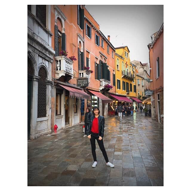 早乙女わかばさんのインスタグラム写真 - (早乙女わかばInstagram)「.﻿ わかばtrip✈️✨﻿ イタリア🇮🇹LAST﻿ ﻿ 水の都ヴェネチア💙﻿ ﻿ 🔸リアルト橋にて﻿ 🔸 カッフェ・フローリアン (Caffè Florian)﻿ 世界最古のカフェ‼️カフェ・ラテの発祥地‼️﻿ とーーーっでも豪華でした✨✨✨﻿ 音楽を聴きながら最高の朝食👏🏻﻿ 🔸サン・マルコ広場﻿ 🔸ゴンドラ﻿ 1️⃣突然ゴンドリエーレがSingin' in the Rainを歌ってくれたので、もう一度とお願いしました🥺﻿ 2️⃣ゴンドリエーレがジャコモ・カサノヴァの家を紹介してくれました😍ヴェネチアでも有名な方なんだと‼️明日海さん👏🏻✨﻿ 3️⃣ゴンドリエーレと私…ビック（羽立光来）と明日海さんを思い出して…☺️﻿ 🔸曇りのヴェネチアもお洒落✨﻿ モデルさんみたいに撮ってみました😂﻿ ﻿ ヴェネチア1日目は曇りでしたが、2日目は快晴で最高でした❤️﻿ ﻿ わかばtrip✈️も最終地へ‼️﻿ 大好きなあの子に会いました😍﻿ 昔は男性に間違えられたあの子もすっかり女性に（笑）﻿ ﻿ 昔タカラジェンヌ、今パリジェンヌ﻿ さて誰でしょう😚﻿ ﻿ #わかばtrip﻿ #イタリア﻿ #ヴェネチア﻿ #リアルト橋﻿ #サンマルコ広場﻿ #ゴンドラ﻿ #ジャコモカサノヴァ﻿ #明日海りお さん﻿ #羽立光来﻿ #ゴンドリエーレ﻿ #本場のゴンドリエーレに負けない﻿ #演技だったな」6月4日 20時33分 - s_wakaba.94