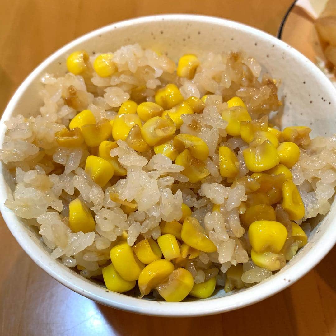 野間美由紀のインスタグラム：「おかざき真理先生のトウモロコシご飯。🌽 おかずは手羽元のさっぱり煮。😆」