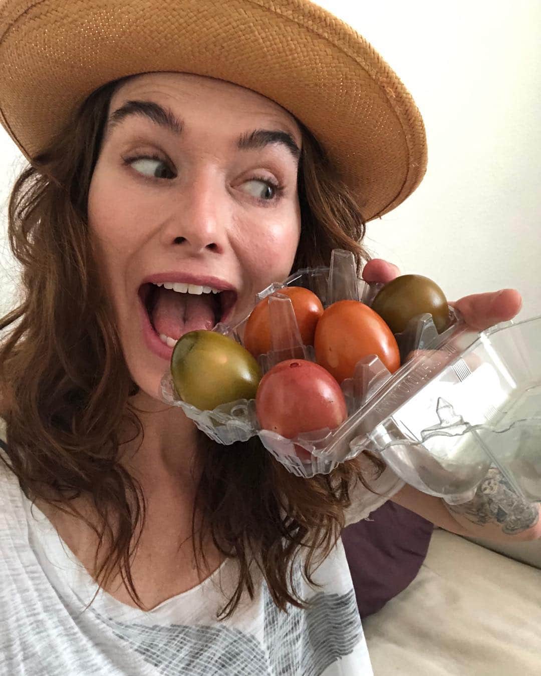 レナ・ヘディのインスタグラム：「Picnic eggs masquerading as tomatoes .. I ❤️ you Berlin  #gunpowdermilkshake #assassinswearhatsdontchaknow」