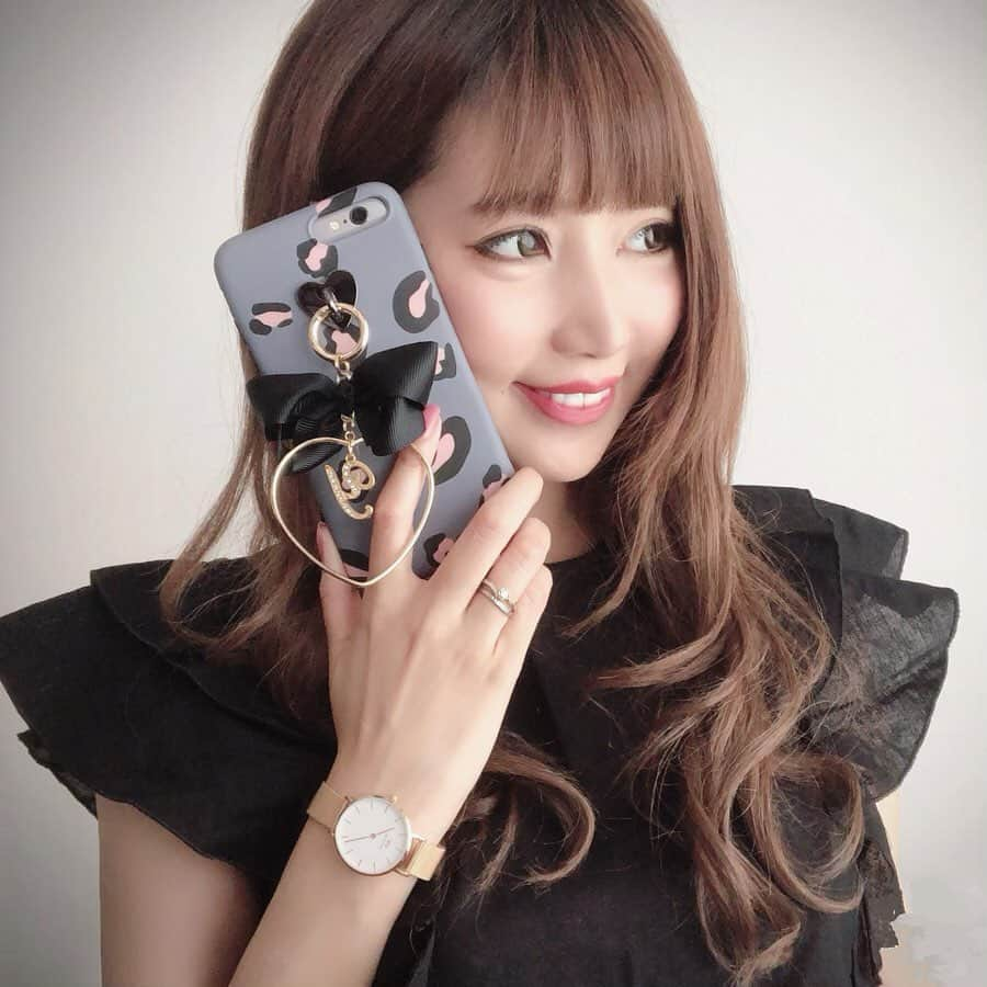 bibi_mama_のインスタグラム：「❤︎NEW IN❤︎ * * 新しいiPhoneケースをGET🎀 グレーとピンクのレオパード柄にチャームも可愛い！ イニシャルはBIBIのBにしようと思ったけど、なかったから本名のYにしたよ❤︎ * * しかもこれハンドメイド。 楽天の @alamain2018 さんでお買い物しました。 持ち物が可愛いと気分も上がりますね❤︎◡̈❤︎ * * 今日から楽天スーパーセールで、セールしてました📱 MAX50%OFF 6/4 20:00〜6/11  1:59 まで @alamain2018 プロフィールのURLからチェックしてみて下さいね❤︎ * * そして、私の携帯でかいでしょ。 小顔効果ありww 画面の大きい携帯使い慣れると、もうこのサイズ感しか使えなくなる。 でも大きすぎてよく落とすから画面のシートがバリバリww * * #alamain #iPhoneケース #iPhonecase #ハンドメイド #ハンドメイド作品 #ハンドメイド作家 #ハンドメイド雑貨#プチプラ#韓国ファッション  #locari#ponte_fashion#kaumo_fashion#スナップミー#ootd_kob#mineby3mootd #お洒落さんと繋がりたい #iphonecase #instagood #スマホケース#イニシャル入り #携帯アクセサリー#インスタ映え #おしゃれ女子 #おしゃれママ #ママコーデ #おしゃれなiphone #可愛いiphoneケース #トレンドiphoneケース #女子力高め #イニシャルケース」