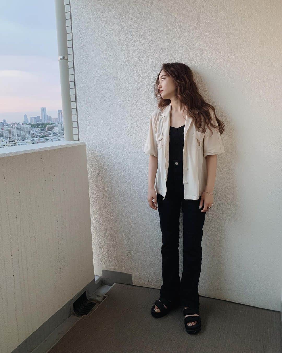 sawakoさんのインスタグラム写真 - (sawakoInstagram)「. とても履きやすいこのサンダル👏 ベルトもついてて水陸両用だから これからのアウトドアに 絶対履いてく！ この厚みのあるソールが 私の身長をちょっとだけ 盛ってくれるところもすき☺️ 日が落ちるのが遅くなってきね💭 #SHAKA #シャカ #SHAKAFOOTWEAR #SHAKASANDAL #SHAKA_PR」6月4日 20時39分 - __sawa09__