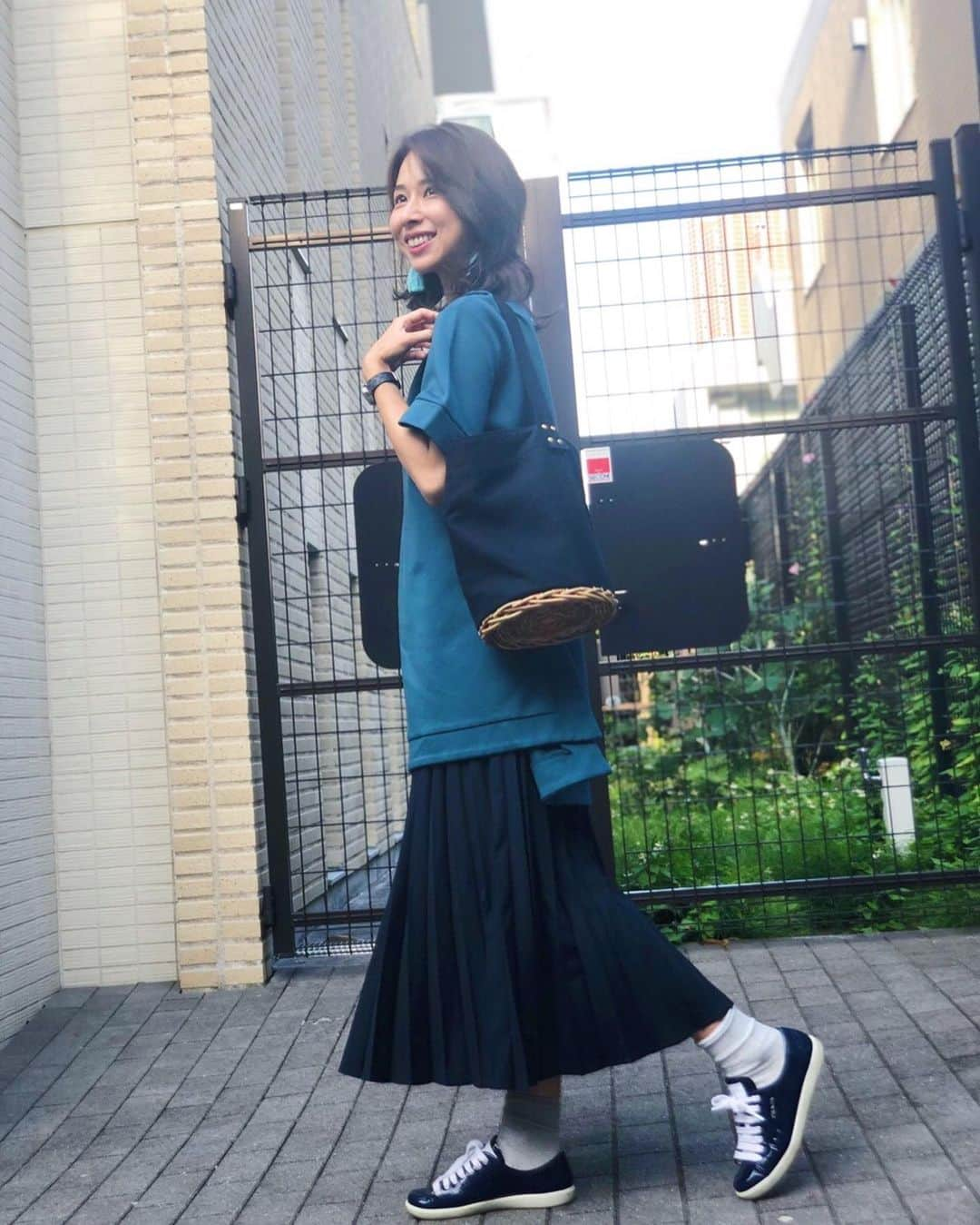 吉川まあこさんのインスタグラム写真 - (吉川まあこInstagram)「✴︎ #まあこーでぃねいと ・ GREENBLUE×NAVY ・ 最近深い色ばかり着てるなぁ。 落ち着く。 ・ dress#ciroi skirt#uniqloginza bag#hinahina shoes#prada ・ ・ #ママコーデ #ママファッション #大人カジュアル #きれいめカジュアル #夏コーデ #ユニクロスカート族 #ユニクロのロングスカート #uniqloginza2019ss」6月4日 20時41分 - maako_hinahina