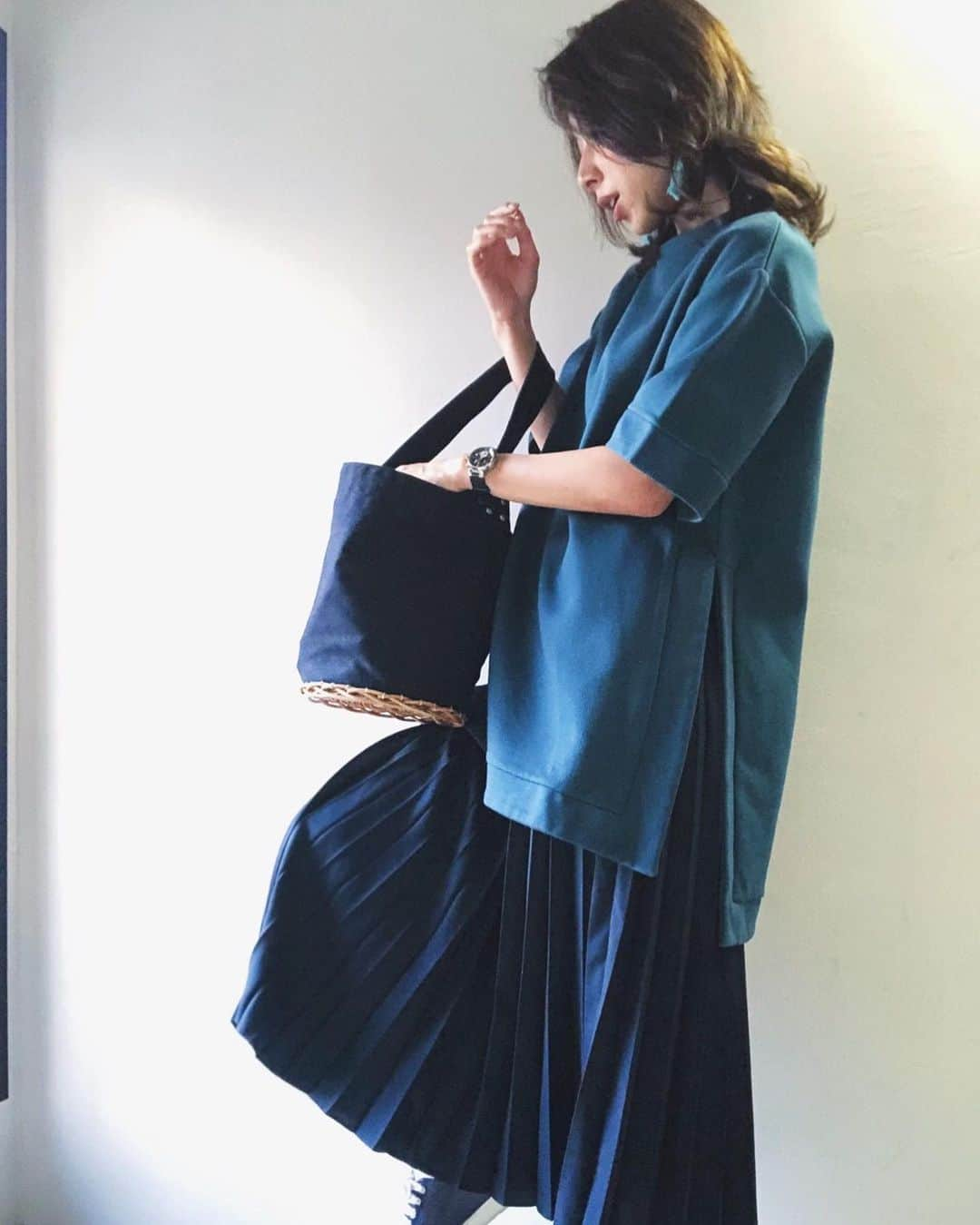 吉川まあこさんのインスタグラム写真 - (吉川まあこInstagram)「✴︎ #まあこーでぃねいと ・ GREENBLUE×NAVY ・ 最近深い色ばかり着てるなぁ。 落ち着く。 ・ dress#ciroi skirt#uniqloginza bag#hinahina shoes#prada ・ ・ #ママコーデ #ママファッション #大人カジュアル #きれいめカジュアル #夏コーデ #ユニクロスカート族 #ユニクロのロングスカート #uniqloginza2019ss」6月4日 20時41分 - maako_hinahina