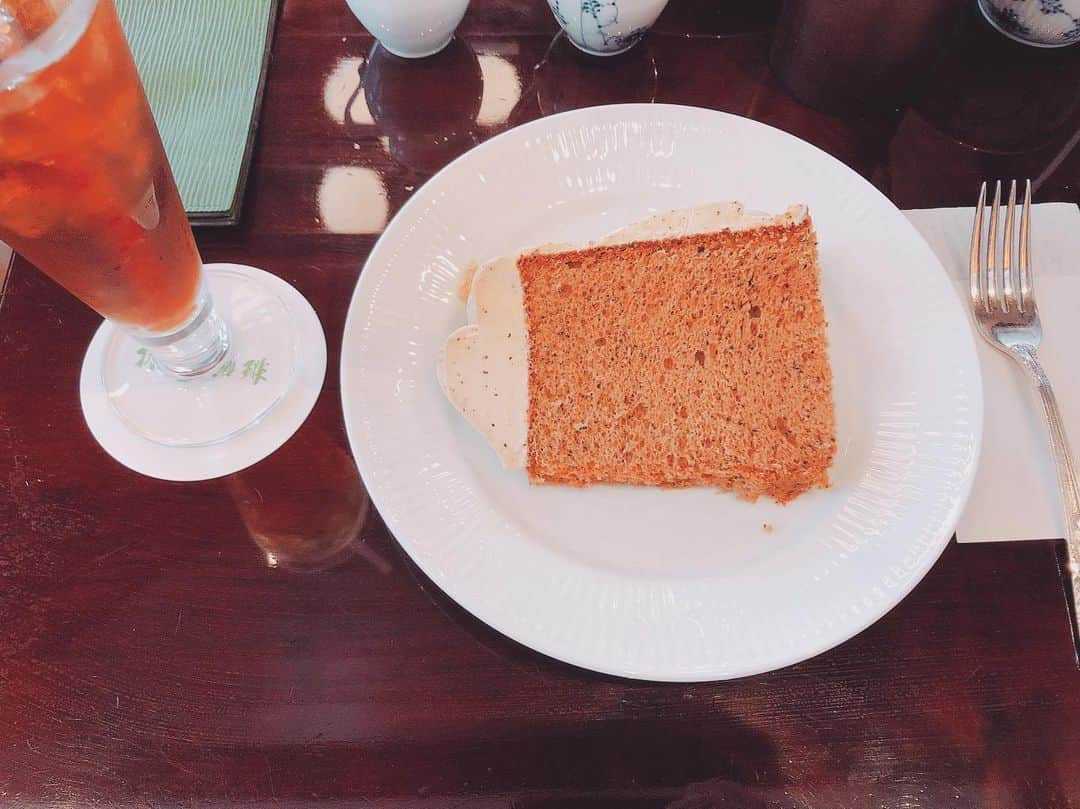 橋本友梨英さんのインスタグラム写真 - (橋本友梨英Instagram)「椿屋珈琲店のシフォンケーキセット🍰🍴 #椿屋珈琲店 #シフォンケーキ #紅茶」6月4日 20時42分 - yurie.hashimoto_