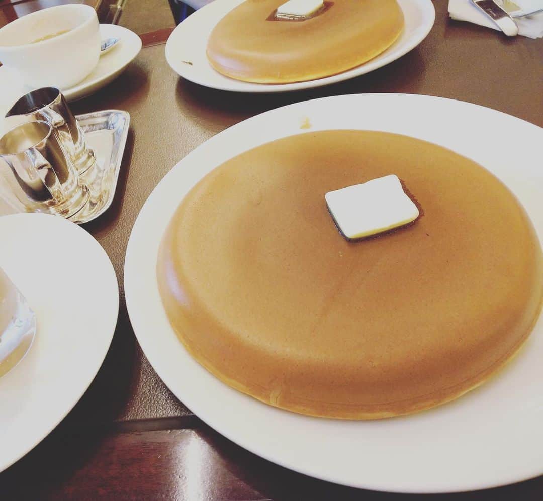 岡村有里子さんのインスタグラム写真 - (岡村有里子Instagram)「つやつや♡ #ホットケーキ #パンケーキ #鬆餅 #pancakes #pancake #お茶タイム 📷by Kちゃん」6月4日 20時44分 - yuriko_okamura