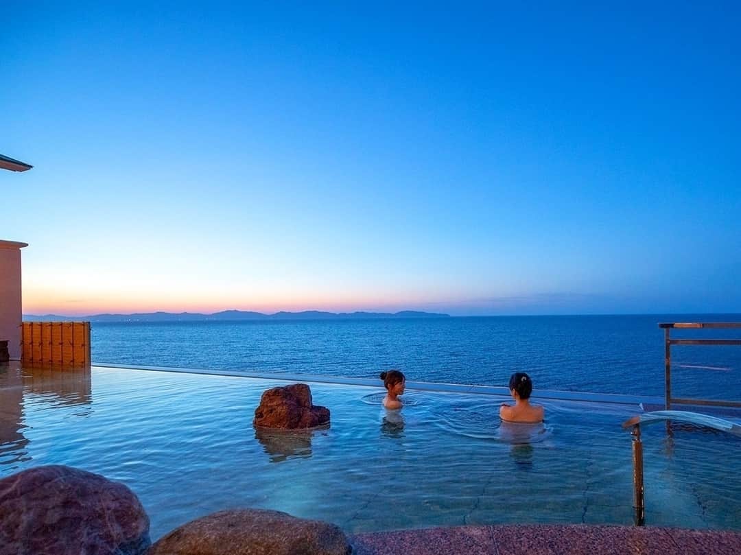 Relux | リラックスさんのインスタグラム写真 - (Relux | リラックスInstagram)「最大の特徴は、地上７階から日本海を見渡すインフィニティ露天風呂。客室も全てオーシャンビューとなっています。海と一体となり、心を満たす旅に出かけませんか？ 5月1日オープン📍皆生 遊月/ 鳥取県 . . . 宿の詳細はプロフィールから▶ @relux_jp . 姉妹アカウントオープン💓 気になるテーマをフォローしてくださいね。 @relux_hotel @relux_ryokan @relux_trip @relux_resort @relux_design . . . #皆生遊月 #温泉#国内旅行 #旅したくなるフォト #旅の記録 #大人の休日 #風景写真 #おでかけ #大人旅 #旅スタグラム #旅が好き #旅フォト #ダレカニミセタイケシキ #旅行好き#美しい日本 #unknownjapan #japantravel #ig_japan #instatravelgram #instatravelling #japanesehotels #traveljapan #japantravelphoto」6月4日 21時00分 - relux_jp