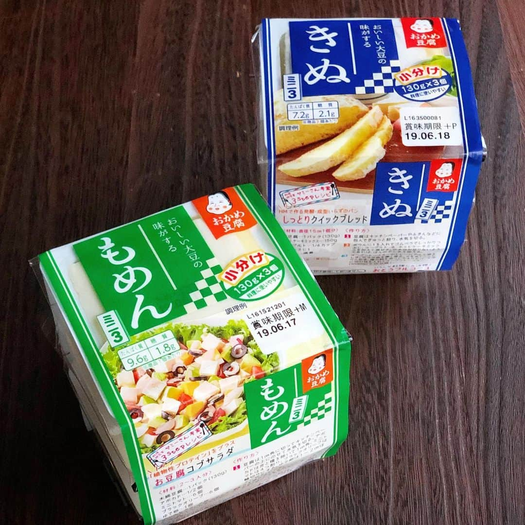 ヤミーさんのインスタグラム写真 - (ヤミーInstagram)「【お仕事報告】おかめ豆腐、新商品のパッケージを担当しました♪ 近くのスーパーになくてやっと出会えました。嬉しい〜！ * “おとうフルコース”ということで、前菜からスイーツ、パンまで。 お豆腐を使ったレシピを、パッケージとHPで紹介しています。 * 得意のクイックブレッドも、豆腐を入れるといつもよりしっとり〜。きめ細かに仕上がるので、ぜひぜひお試しを^_^ * 地元、茨城の会社さんなんで、やっぱり嬉しいですね〜💕 「おかめ」といえば「納豆」かと思いますが、「豆腐」もよろしくどうぞ！ スタイリング @minacle_foodstylist  #新商品 #豆腐レシピ #タカノフーズ #おかめ豆腐 #おとうフルコース #ミニ豆腐 #豆腐サラダ #豆腐スイーツ #豆腐パン #toufu #howtocook #ヤミー #レシピ #お仕事報告 #work」6月4日 20時53分 - ym_3stepcooking