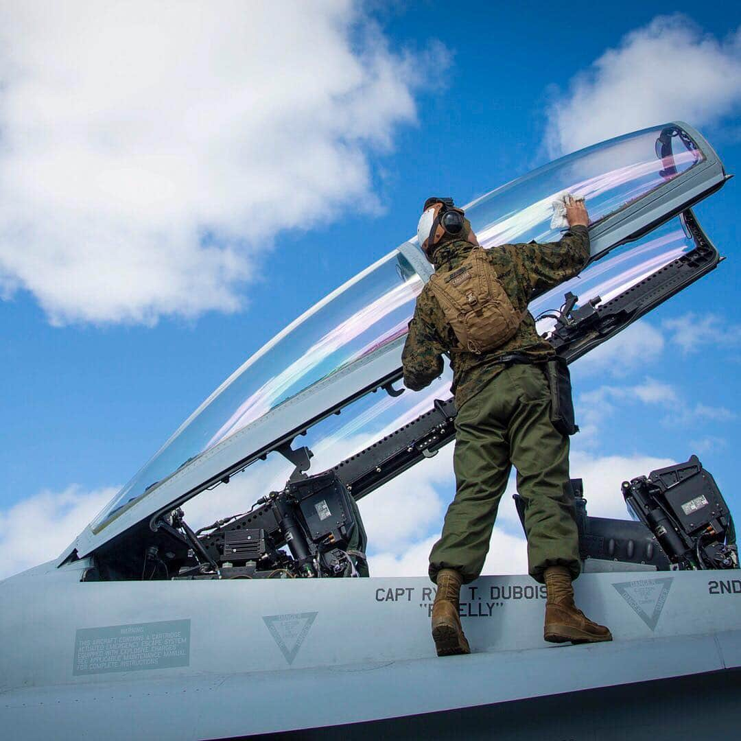 アメリカ海兵隊さんのインスタグラム写真 - (アメリカ海兵隊Instagram)「I Can See Clearly Now  Lance Cpl. Tyler Hudgins prepares an F/A-18 Hornet for takeoff during the Arctic Challenge Exercise 19 at Rovaniemi Air Base, Finland, May 23, 2019. (@2nd_maw photo by Cpl. Cody Rowe)  #Marines #Finland #Flight #Aviation #Hornet #USMC」6月4日 20時54分 - marines