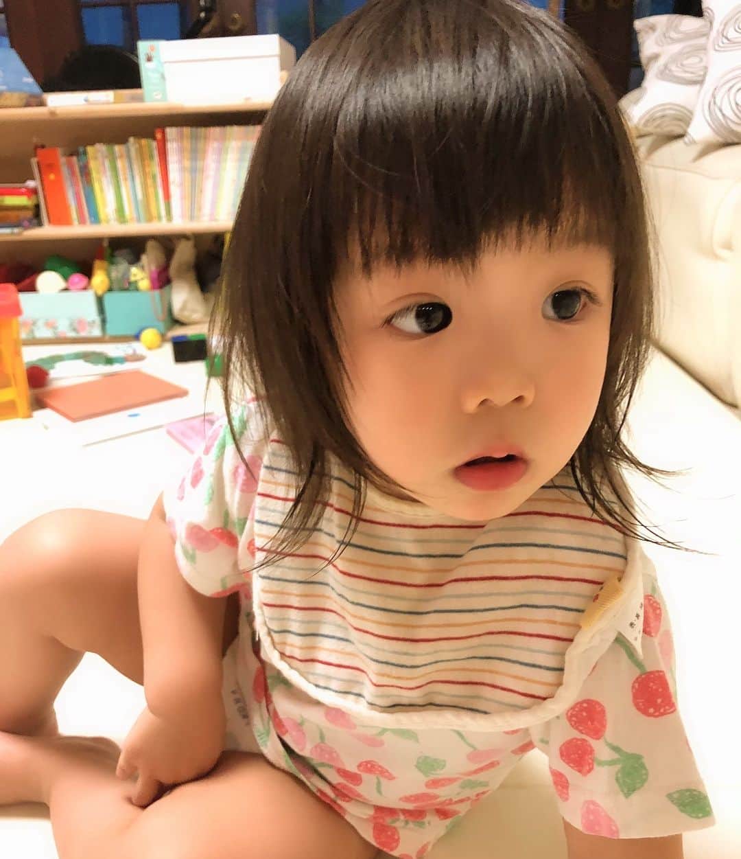 秋葉里枝さんのインスタグラム写真 - (秋葉里枝Instagram)「바지입기 싫은 아이 ㅋ 저녁이 되야 붓기빠지고 예쁜 아이 ㅋ ズボン履くの嫌いな子w 夕方になるとむくみとれ可愛くなる子w - #딸바보 #親バカ 🤣🤣🤣」6月4日 20時54分 - rie_akiba