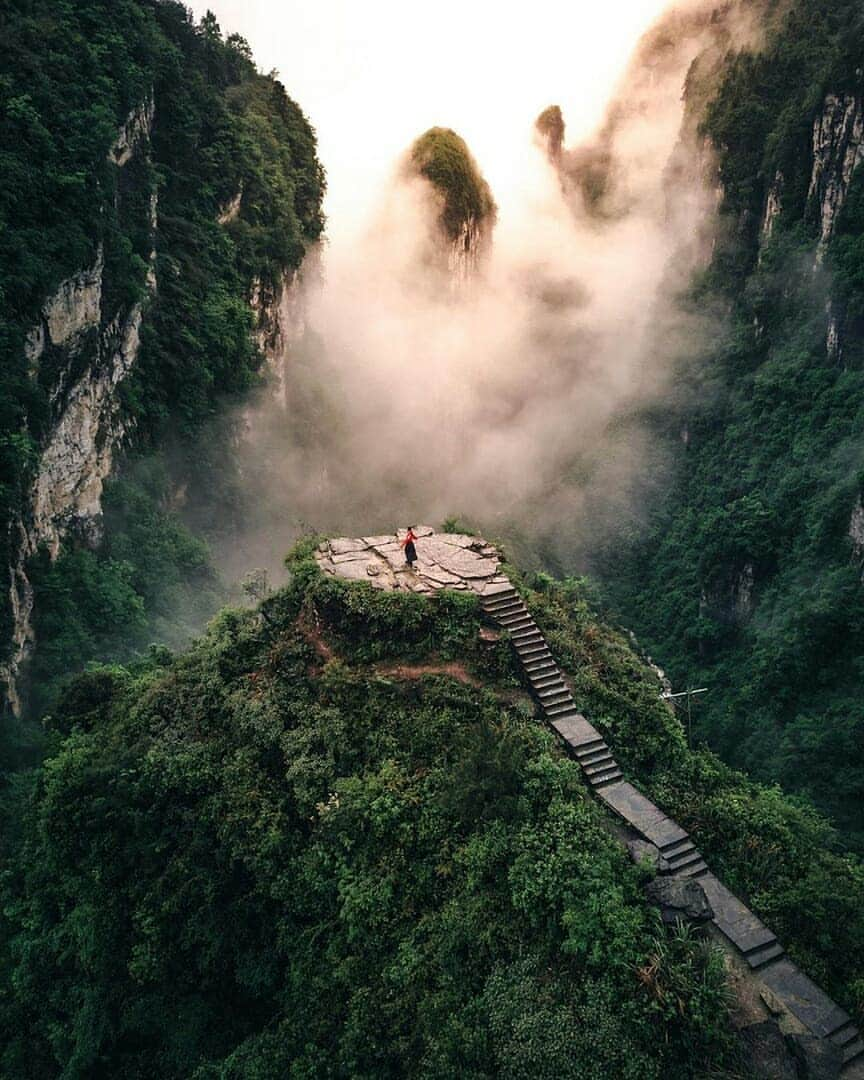 Discover Earthさんのインスタグラム写真 - (Discover EarthInstagram)「Dancing in the middle of this incredible Chinese landscape with nature as a unique onlooker ! What a beautiful place ! ⛰🇨🇳 Share this with someone who will love this post ! — 📍#DiscoverChina — 📸 Photo and Video by @rkrkrk」6月4日 20時56分 - discoverearth