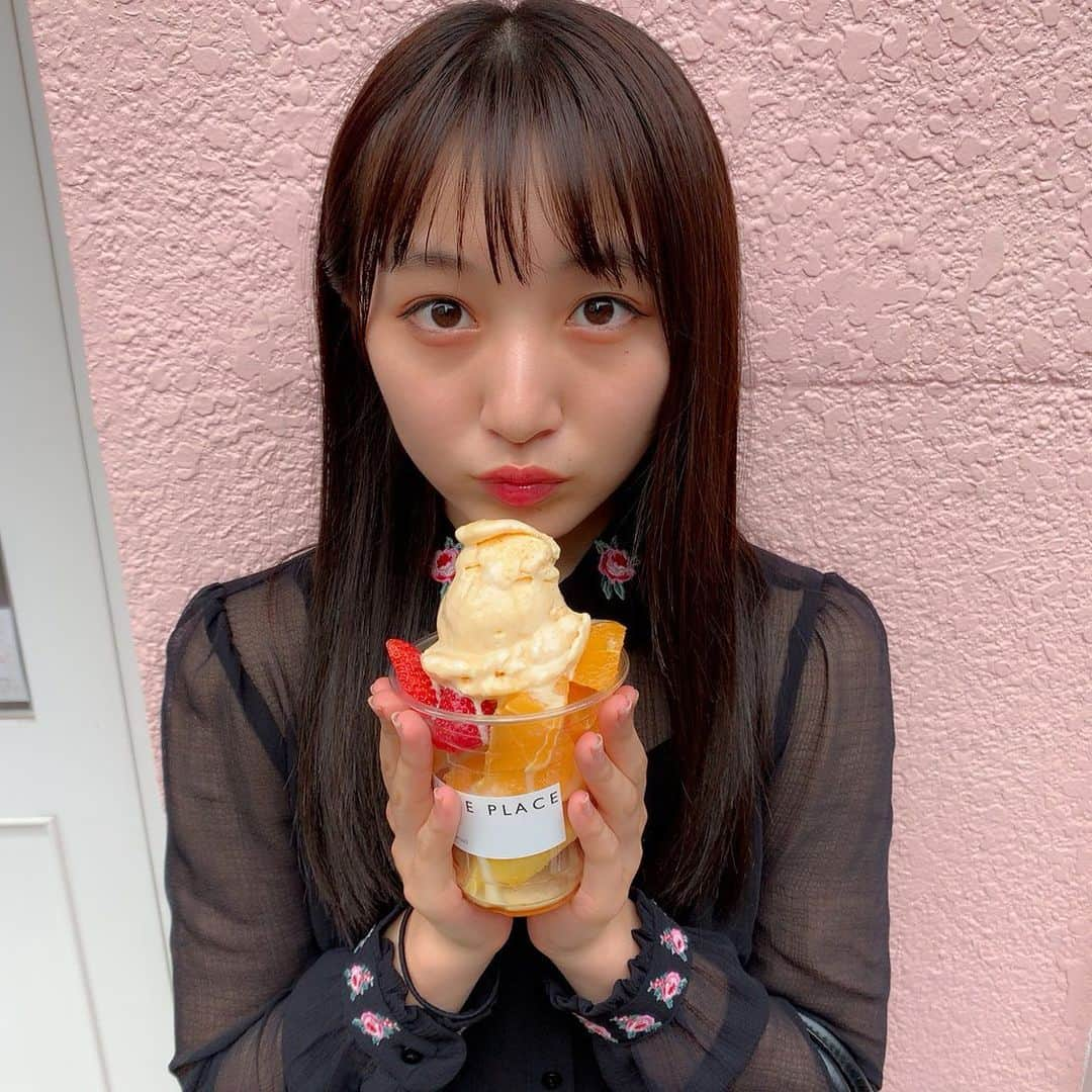 山本彩加さんのインスタグラム写真 - (山本彩加Instagram)「人気でずっと行きたかった﻿ #juiceplace に行ってきました！！﻿ ﻿ ﻿ ﻿ フルーツがたっくさん入ってて﻿ 上に乗っているバニラアイスは、シャリット感もありつつ口の中でとろける感じがほんまに最高です(><)❤︎❤︎﻿ ﻿ ﻿ ﻿ #カフェ巡り #中崎町 #中崎町カフェ #フルーツ #アイス #フルーツパフェ #簡単加工」6月4日 20時56分 - ayaka48_yanyan