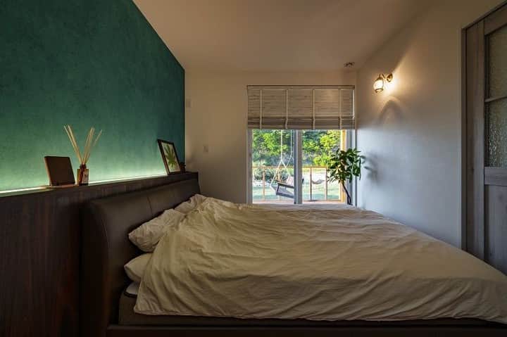 コラボハウス一級建築士事務所さんのインスタグラム写真 - (コラボハウス一級建築士事務所Instagram)「.⠀ ポーターズペイントの壁が⠀ アクセントになった寝室。⠀ 腰壁につけた間接照明が⠀ 壁の凹凸をうつしだし、ニュアンスのある空間に。⠀ .⠀ ウッドデッキへ直接出られる⠀ リゾートホテルの様な寝室です。⠀ #寝室 #ベッドルーム #ポーターズペイント #腰壁 #ウッドデッキ #間接照明 #リゾート #ブランコ #ウッドブラインド #造作ドア #無垢床 #自分らしい暮らし #マイホーム #デザイナーズ住宅 #注文住宅新築 #設計士と直接話せる #設計士とつくる家 #コラボハウス #インテリア #愛媛 #香川 #新築 #注文住宅」6月4日 21時00分 - collabo_house