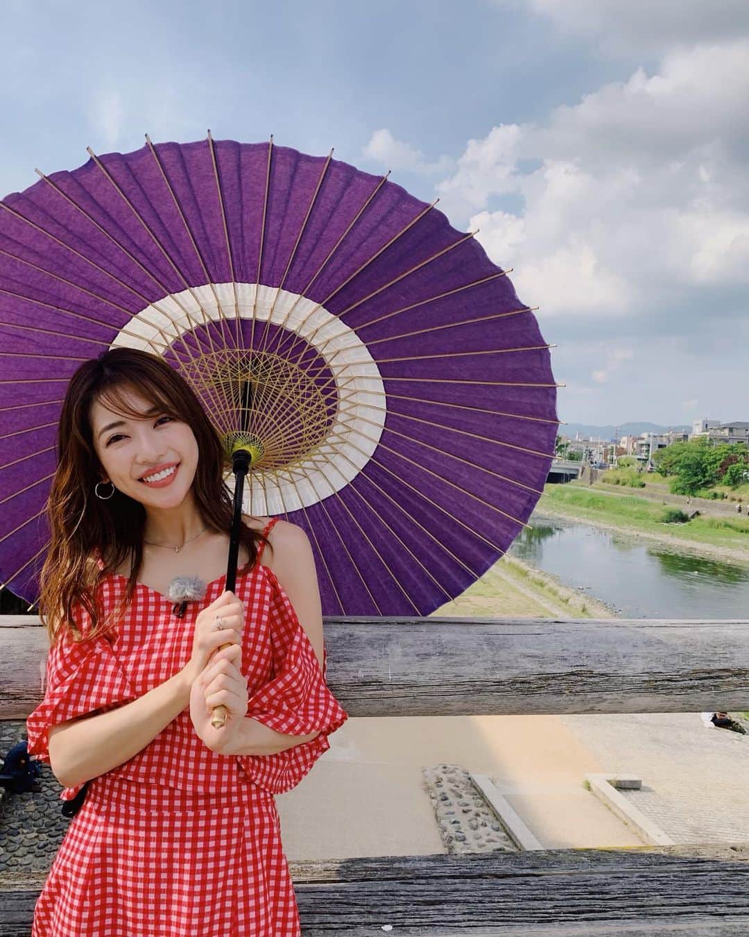 のインスタグラム：「たくさん京都を感じました☺️ いくつになっても何度訪れても新しい京都を知れる✨  年々京都が大好きになります👏❣️ 今日ロケで行った『祇王寺』の お庭はすっきり清らかな気持ちにさせてくれる。 なんとなく一人でふらりと行きたい。そんな場所だったんだなぁ☺️ #京都 #収録 #kawaiijapanda #祇園四条 #祇王寺 #苔 #癒し #旅 #コーデ #micoameri」