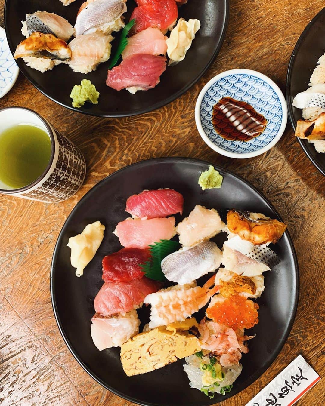 misatoさんのインスタグラム写真 - (misatoInstagram)「¨̮♡︎ 息子たちが大好きなお寿司🍣 . 焼津にある #金寿司 さんのお寿司は シャリに赤酢を使っていて ほんのり色づいてる♡ . お魚はもちろん 酢飯が美味しい‼︎ 一貫が普通のサイズより小さめで食べやすい♡ ついついリピートしちゃうお店です☺︎🍵 . 寿司桶に入って出てくる海鮮丼もおすすめだよ♡ 平日12時までの限定で 20貫1000円のお得な握りがあるとか‼︎🍣 気になる🎶 . . #焼津グルメ #静岡グルメ#焼津ランチ#静岡ランチ#寿司#お寿司#地魚寿司#赤酢寿司 #焼津#お寿司屋さん#sushi #丸顔しぞーか」6月4日 21時02分 - leialoha319