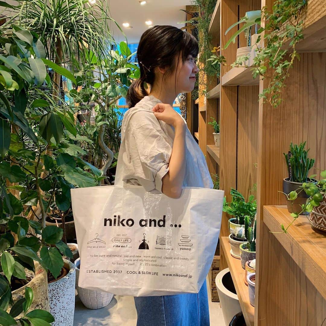 ニコアンドさんのインスタグラム写真 - (ニコアンドInstagram)「【niko and ... TOKYO限定 ショッパー】﻿﻿ ﻿﻿ niko and ... TOKYOでは、お買い物をされたお客様に、限定のショッパーに商品を入れてお渡しをしています。﻿﻿ ﻿﻿ こちらのショッパーは、レジャーシートのようなしっかりとしたビニール素材を使用しており、お弁当箱を入れる袋や、外に出掛ける時のカバンなど、様々な用途で何度でもお使いできます。﻿﻿ ﻿﻿ 可愛いデザイン性だけでなく、環境のことも考えたTOKYO店のショッパーを、エコバッグのように是非ご活用ください！﻿﻿ ﻿﻿ It is a shop bag only for the TOKYO store.﻿ Please reuse it without throwing it away.﻿ It leads to a sustainable.﻿ ﻿﻿ TOP(@nikoandtokyo ) ﻿﻿﻿﻿﻿﻿ ﻿﻿﻿﻿ #nikoand #nikoandtokyo #harajuku #jingumae #tokyo #東京 #japan #日本 #渋谷 #原宿 #表参道 #shibuya #明治神宮前 #omotesando #tokyotrip #東京観光 #ニコアンド #ニコアンドトーキョー #菅田将暉 #小松菜奈」6月4日 21時04分 - nikoandtokyo