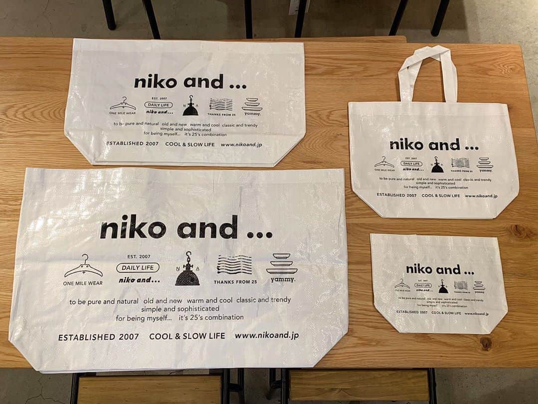 ニコアンドさんのインスタグラム写真 - (ニコアンドInstagram)「【niko and ... TOKYO限定 ショッパー】﻿﻿ ﻿﻿ niko and ... TOKYOでは、お買い物をされたお客様に、限定のショッパーに商品を入れてお渡しをしています。﻿﻿ ﻿﻿ こちらのショッパーは、レジャーシートのようなしっかりとしたビニール素材を使用しており、お弁当箱を入れる袋や、外に出掛ける時のカバンなど、様々な用途で何度でもお使いできます。﻿﻿ ﻿﻿ 可愛いデザイン性だけでなく、環境のことも考えたTOKYO店のショッパーを、エコバッグのように是非ご活用ください！﻿﻿ ﻿﻿ It is a shop bag only for the TOKYO store.﻿ Please reuse it without throwing it away.﻿ It leads to a sustainable.﻿ ﻿﻿ TOP(@nikoandtokyo ) ﻿﻿﻿﻿﻿﻿ ﻿﻿﻿﻿ #nikoand #nikoandtokyo #harajuku #jingumae #tokyo #東京 #japan #日本 #渋谷 #原宿 #表参道 #shibuya #明治神宮前 #omotesando #tokyotrip #東京観光 #ニコアンド #ニコアンドトーキョー #菅田将暉 #小松菜奈」6月4日 21時05分 - nikoandtokyo