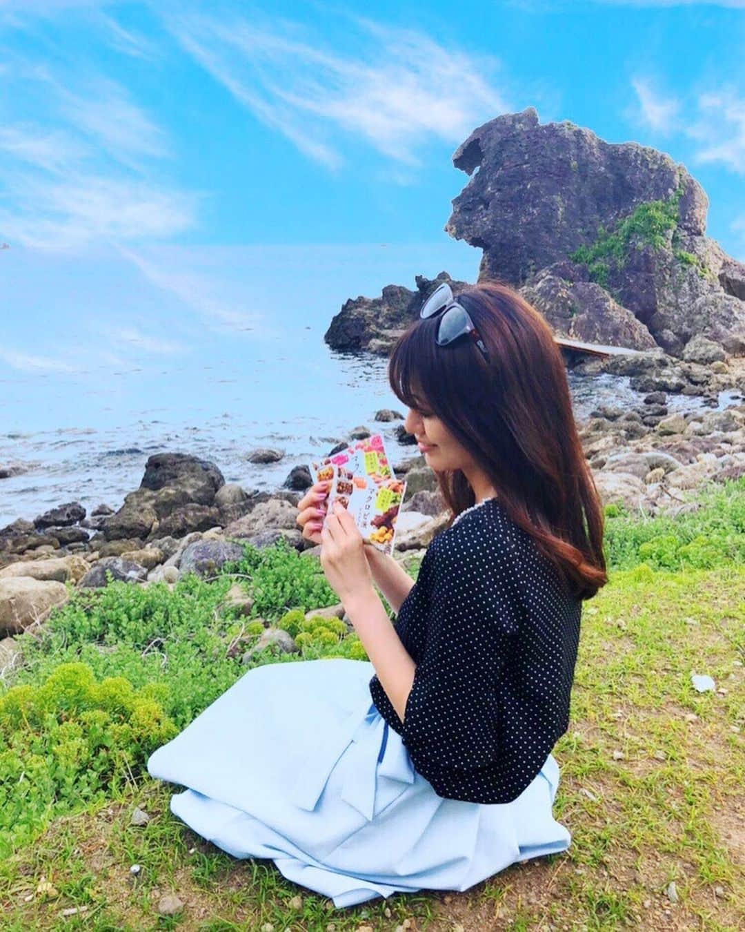 のインスタグラム：「. . 伊豆にきたよ〜✨ やっぱ海いいよね😻 . 透明度たかい🤣 青い魚がいた！！🐟 . 小腹が空いたのでマクロビを食べたよー^_^ サクサクが好きだし食べやすい🥺 . マクロビ派ビスケット@macrobiha では 7月23日まで写真投稿キャンペーンを実施中✨ . 抽選で100名の方に クオカード500円分とマクロビ派ビスケット ＜フルーツグラノーラ＞＜カカオナッツ＞ 各6個セットが当たるらしいです😻 . .  #マクロビ派#ザクザク#ヘルシー#ヴィーガン #おやつ#お菓子#間食#てんさい糖#食物繊維 #鉄分#カカオナッツ#フルーツグラノーラ#食べスタグラム#マクロビ#マクロビオティック#おかし #マクロビスイーツ#伊豆#静岡#無人島#PR#food#japan#izu#sea#sun#sunny#sunnydays#trip#drive」