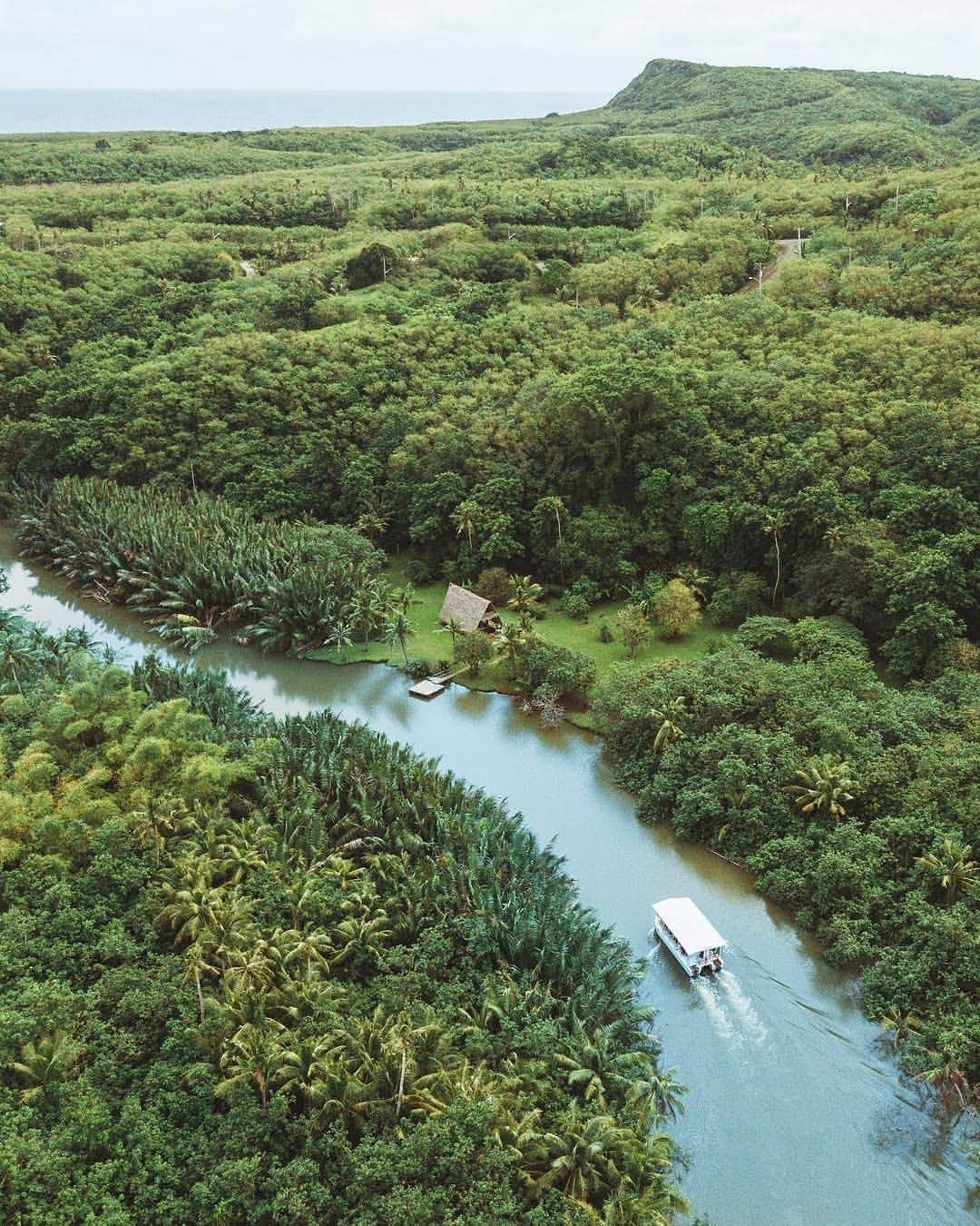 BEAUTIFUL DESTINATIONSさんのインスタグラム写真 - (BEAUTIFUL DESTINATIONSInstagram)「4,000 years of history sits on the island of Guam. With emerald jungles as far as the eye can see, would you visit this island? (📷: @liishenn 📍: Guam)」6月4日 21時05分 - beautifuldestinations