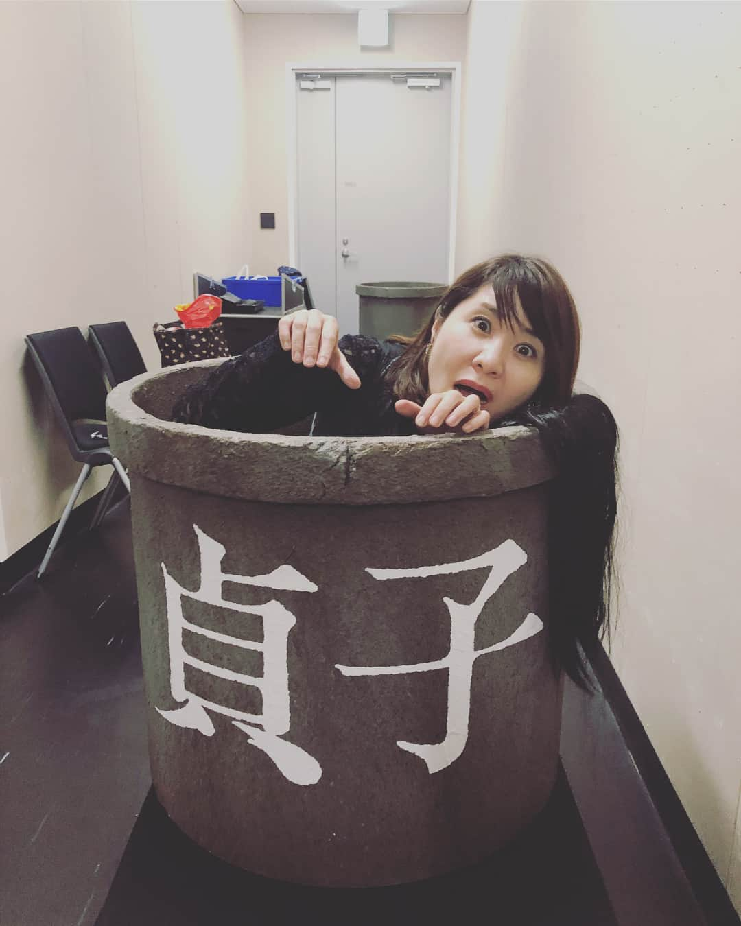 伊藤さとりさんのインスタグラム写真 - (伊藤さとりInstagram)「わたくし 本日は後悔の念デス。 貞子のように悔しい念。 舞台挨拶長年やりながら まだまだと思うことも多い。 暗転チェック 台本見えるかチェック これからも精進します。 焦った。 申し訳なかったです。 冒頭カッコ悪くてごめんなさい。 映画はとにかく挑戦的で しばらく放心状態！ 「新聞記者」 舞台挨拶のトークも素晴らしかった。 完成披露上映会を終え 「貞子」池田エライザちゃん リベンジ舞台挨拶で ついに井戸に入ってみました。 そして癒されたエラちゃんに。  #新聞記者 #映画 #完成披露上映会  #シムウンギョン #松坂桃李 #北村有起哉 #田中哲司  #高橋和也 #藤井道人 #監督  #貞子 #大ヒット #舞台挨拶  #池田エライザ #映画上映 #おすすめ映画 #女王蜂」6月4日 21時11分 - ito_satori