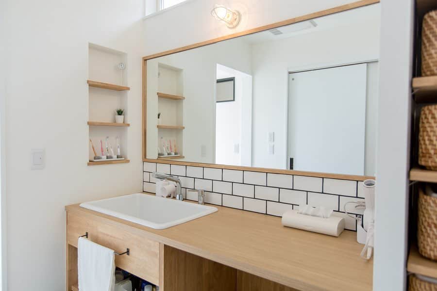 ルポハウス一級建築士事務所さんのインスタグラム写真 - (ルポハウス一級建築士事務所Instagram)「・ ・ ・ 白を基調とした清潔感のあるランドリールーム。 ・ デザイン性だけでなく、幅広な鏡やラタンボックス収納など、機能性も備わった造作洗面台です。 ・ ・ ・ 𓐌𓐌𓐌𓐌𓐌𓐌𓐌𓐌𓐌𓐌𓐌𓐌𓐌𓐌𓐌𓐌𓐌𓐌  ルポハウスの施工事例はこちらまで☞ @reposhouse  𓐌𓐌𓐌𓐌𓐌𓐌𓐌𓐌𓐌𓐌𓐌𓐌𓐌𓐌𓐌𓐌𓐌𓐌 #ルポハウス は#ちょっとかっこいい家 を"友人のために" という思いでつくっています。 一生に一度の#マイホーム。 「あなたにしかできない」×「ルポハウスだからできる」で、 私たちだけの#家づくり を思いっきり楽しんでみませんか？！ ・ ・ ・ #住宅 #注文住宅 #新築一戸建て #シンプルな暮らし #デザイナーズ住宅  #一級建築士事務所 #設計事務所 #design #simple #滋賀県大津市 #滋賀県草津市 #滋賀県栗東市 #造作洗面台 #マリンランプ #名古屋モザイクタイル #マシア #サンゲツクッションフロア  #ラタンボックス #アイアンバー #カクダイ水栓」6月4日 21時06分 - reposhouse