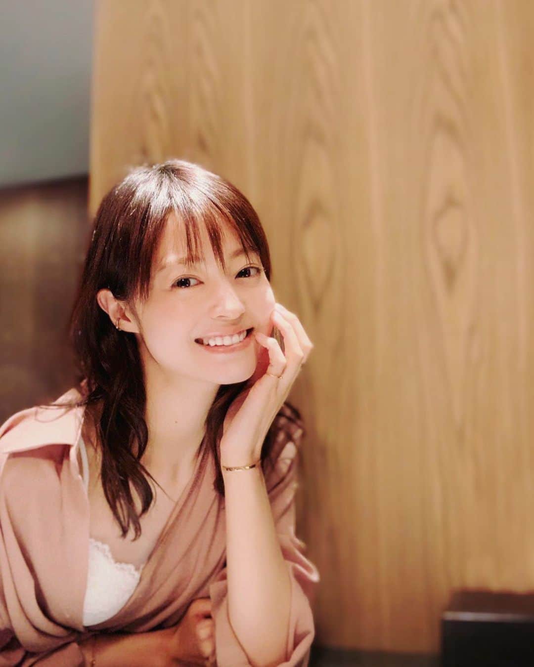 のインスタグラム：「. 気づいたら フォロワーさんが4万人超え✨ 新しく見てくださる方も ずっと見てくださっている方も ありがとうございます。 私の日々の一喜一憂に 共感し、応援し、寄り添ってくださる お声にいつも励まされています。 これからもよろしくお願いします 🌸 #インスタ #ありがとうございます #感謝 #thankyou #instagood #follow #인스타그램 #감사 #大家 #谢谢」
