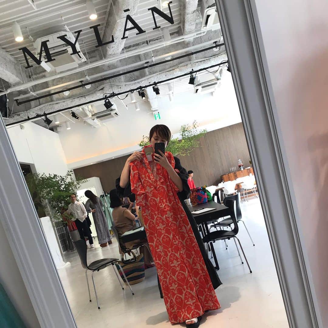 今宿麻美さんのインスタグラム写真 - (今宿麻美Instagram)「MYLANの展示会へ‼︎ カラフルなワンピ、どタイプ♡ かごバックも可愛かった♡ #MYLAN」6月4日 21時11分 - imajuku0107