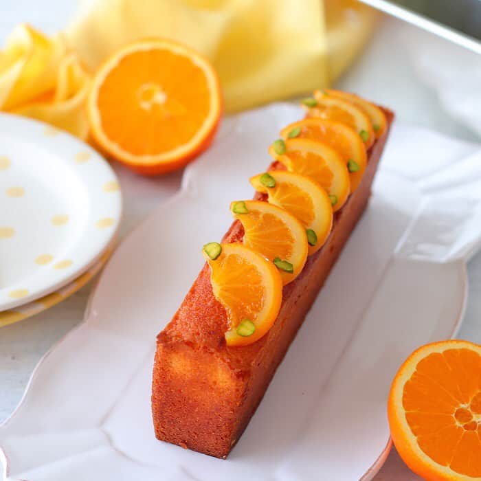あいりおーさんのインスタグラム写真 - (あいりおーInstagram)「この時期さっぱり、爽やかなオレンジパウンド🍊焼きました(´∀`艸)♡. . 生地にオレンジペーストとオレンジピールがはいっていて、仕上げはオレンジのシロップ煮をトッピング🍊. . 松永製作所さん @matsunagaseisakusho  のHighスリムパウンドケーキ型を使って焼いたのでスタイリッシュ〜꒰๑•‧̮ૣ•ૣ๑꒱*･.｡ . . これ大好きなケーキなったかも٩(๑′∀ ‵๑)۶•*¨*•.¸¸♪. . . . #オレンジパウンドケーキ#パウンドケーキ#松永製作所#焼き菓子#あいりおースイーツ#instagramjapan #kurashiru #kurashirufood #デリスタグラマー#キナリノ#おうちごはん#limia#delimia#デリミア#フーディーテーブル #製菓材料ならコッタ #コッタ #instagramjapan #igersjp #Instagram #delistagrammer #レシピもコッタ #お菓子作りならコッタ」6月4日 21時14分 - airio830