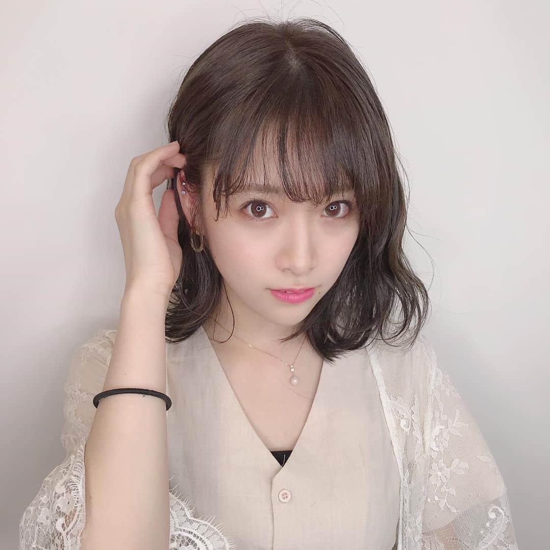 市川愛美のインスタグラム：「. 染めたよん！ 前髪も後ろ髪も 梅雨の季節…湿気で広がるから 整えてもらった⸜❤︎⸝‍ . @abbey_kazuki  さん 今回もありがとうございます☺︎ . そしてそして着てるお洋服は @17kg_official  さんから頂いたやつです☺️ ココ最近のお気に入りなの☺︎ 繋ぎのセットアップ 可愛いよね〜💓 .  #Abbey#表参道#ロブ#ロブアレンジ#17kg #セットアップ#ヘリックス」