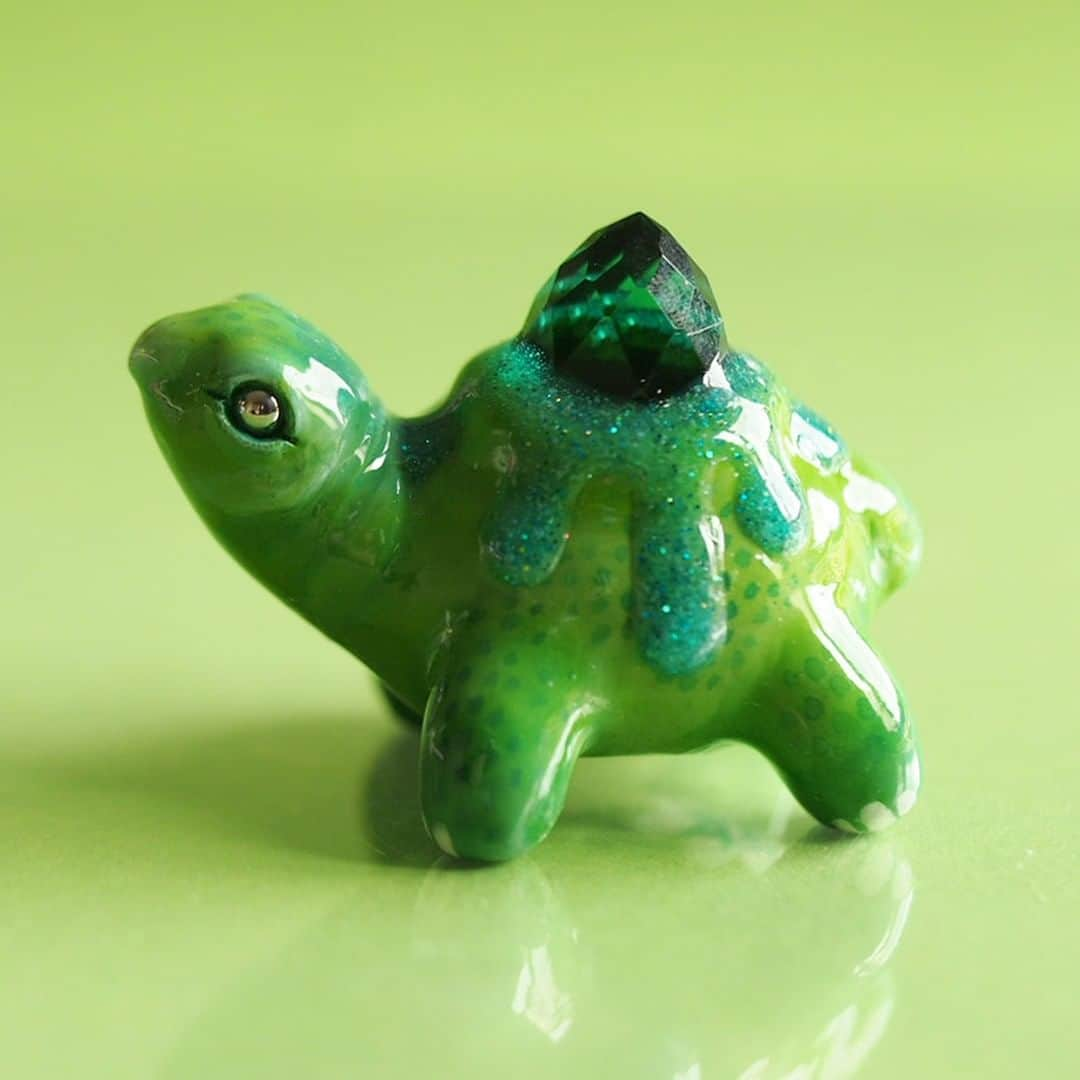 Tumblrさんのインスタグラム写真 - (TumblrInstagram)「This crystal mountain tortoise says hi! 🐢 — maidarlingdesigns.tumblr.com⠀ #tumblrstaffpicks: @maidarlingdesigns⠀ #figurine #miniature #sculpture」6月5日 2時50分 - tumblr