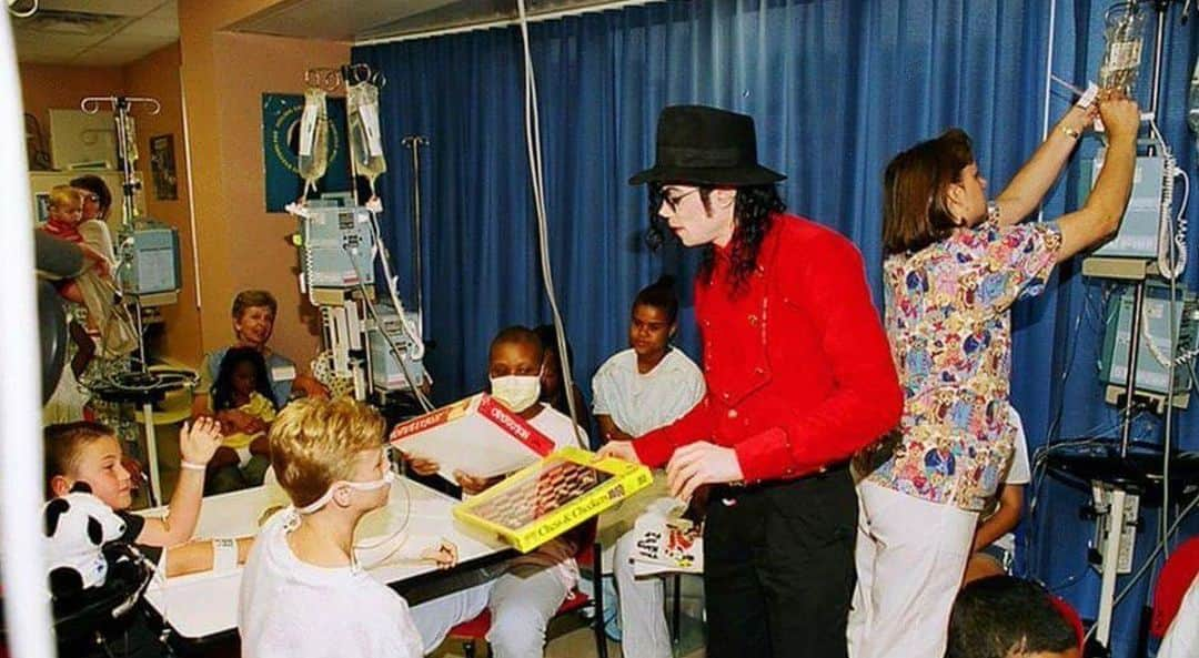 マイケル・ジャクソンさんのインスタグラム写真 - (マイケル・ジャクソンInstagram)「As the 10th anniversary of Michael’s passing nears, it seems appropriate to focus on Michael’s messages of philanthropy and humanitarian efforts and everyone in the worldwide fan community can #HonorMJ through individual acts of kindness and selflessness. Check out Michael Jackson website for more details.」6月5日 2時43分 - michaeljackson