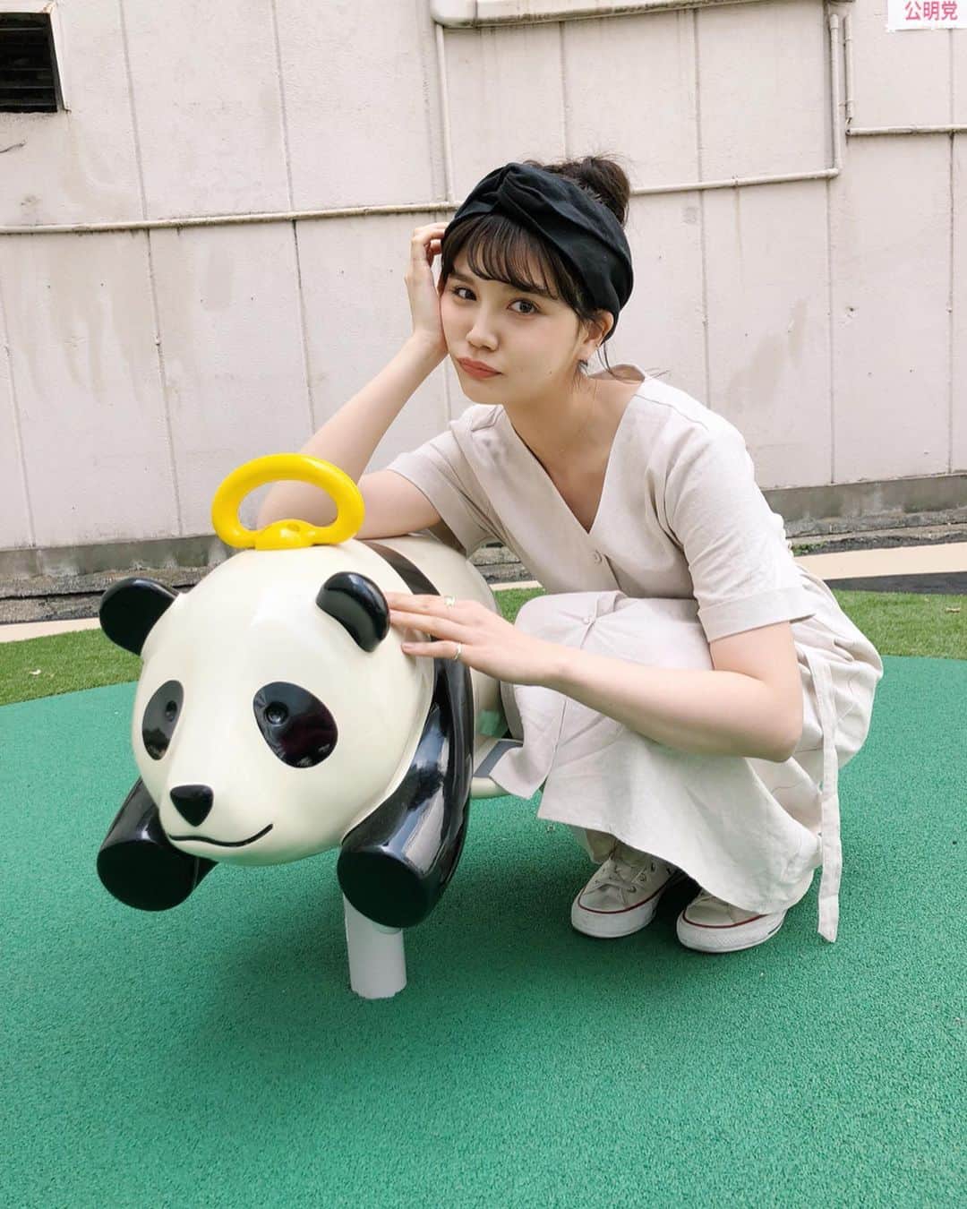 村田倫子さんのインスタグラム写真 - (村田倫子Instagram)「オフィス街に突如現れたパンダ。 偶然パンダ色だったので ツーショット🐼✌︎ ここは、キンキン広場というらしい、謎が深いです…。 #りんこーで は onepiece @isntshe_official (select item) turban 忘れたのよこの子 shoes @converse_jp . 最近シンプルがおおいです、私服。 #code #ootd」6月4日 21時27分 - rinco1023