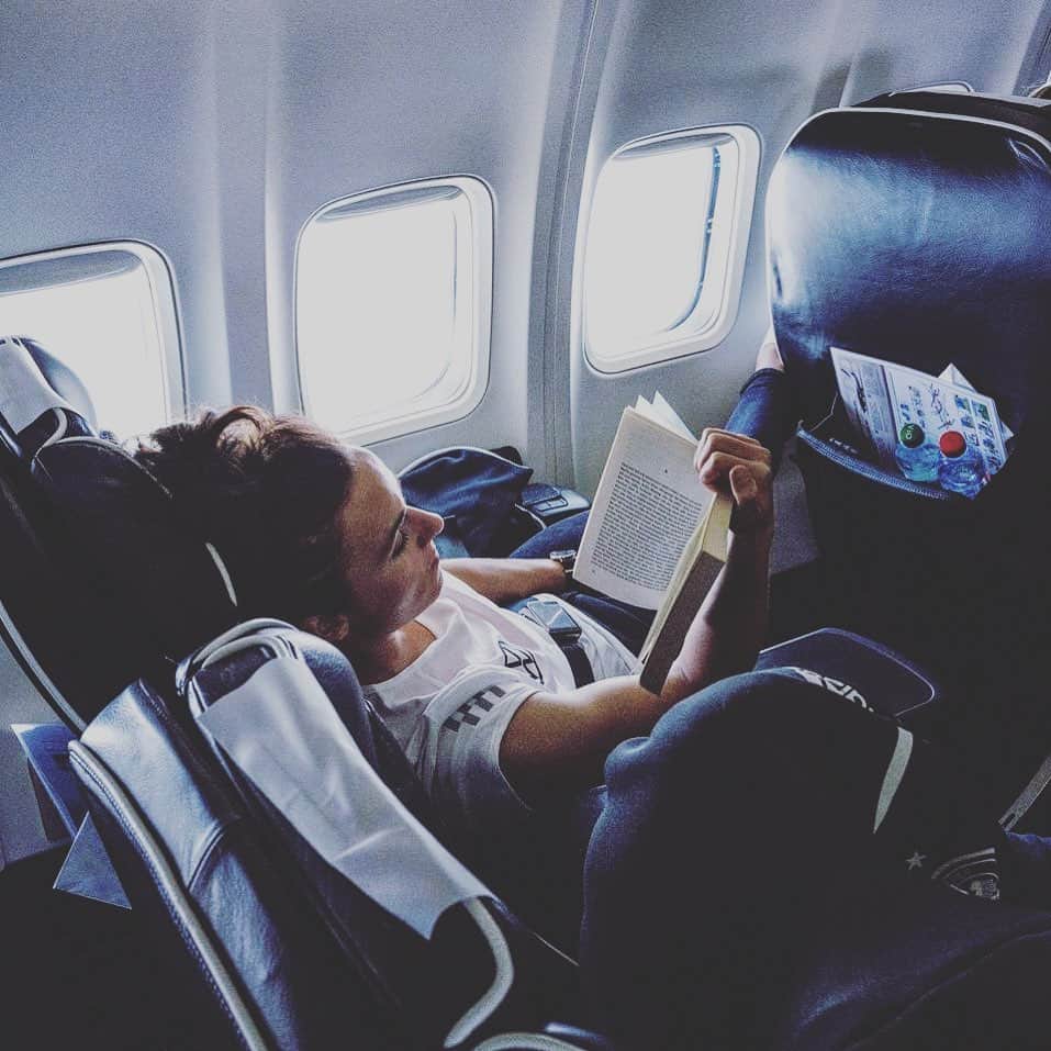 Lina Magullのインスタグラム：「Quiet moments needed 📖😉 #ontour #travel #dfb #france #rennes #germany #imteam #wwc #allezmaximaleslesen」