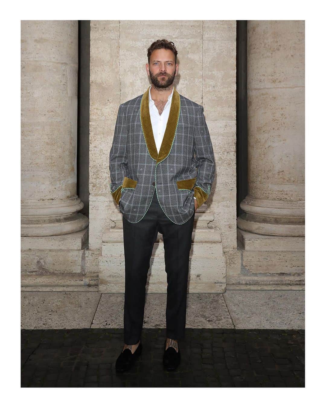 グッチさんのインスタグラム写真 - (グッチInstagram)「@alessandro.borghi attended the #GucciCruise20 fashion show in Rome wearing a bee check wool jacket with contrast velvet shawl lapel, dress shirt, dark grey trousers and velvet GG loafers from #GucciCruise19 by @alessandro_michele. Discover more through link in bio. #AlessandroMichele #MuseiCapitolini @museiincomuneroma」6月4日 21時23分 - gucci