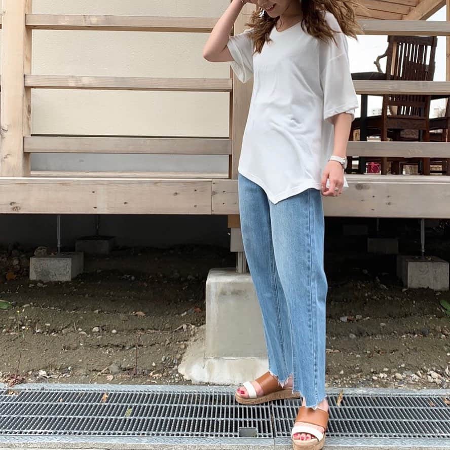 のインスタグラム：「PICK UP STYLING✔️﻿ ﻿ SHOP PRESSが着こなす﻿ WHITE T-SHIRTSスタイル!!!﻿ ﻿ 風になびく軽やかな素材感のアシメT。﻿ ふわ底のベルトサンダルで、﻿ 夏のお出掛けも快適に。﻿ ﻿ ﻿ MODEL: @_akane_2618_ (新百合ヶ丘オーパ店)﻿ ﻿ ﻿ 本日最終日！———————————﻿﻿﻿﻿ ワールドオンラインストアにて﻿ 【ボーナスポイントキャンペーン】実施中！﻿ 期間:5/31(金)〜6/4(火)﻿ 期間中のお買い上げ金額に応じて﻿﻿﻿ 最大【5,000ポイント】プレゼント🎁﻿ 新作もセールも対象となります！﻿﻿﻿ ﻿﻿﻿ ﻿﻿﻿ #OZOC」