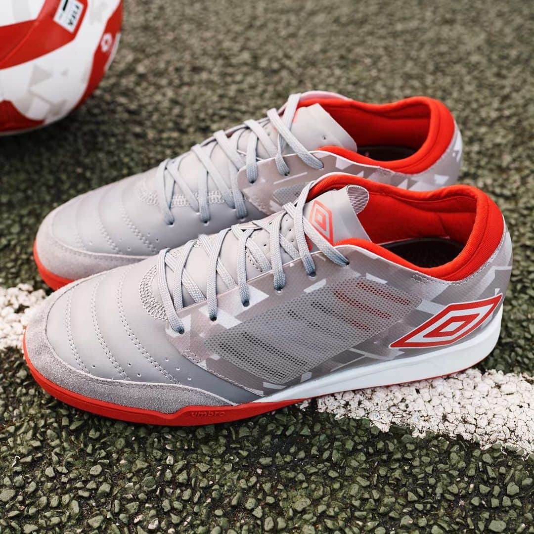 UMBROさんのインスタグラム写真 - (UMBROInstagram)「Chaleira Pro is available in Grey Flannel and Goji Berry. Visit Umbro.com for more information. . . Rated as the leading shoe in Futsal, it is worn by the likes of Leandro Lino, Marcel Marques, Adolfito, plus more. . . #umbro #umbrofutsal #futsal #futsalskills #futsala #futsal⚽ #futsalchuteiras #futsalshoes」6月4日 21時35分 - umbro