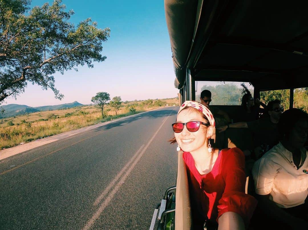 矢原里夏さんのインスタグラム写真 - (矢原里夏Instagram)「SAFARI drive🦁🚗 アフリカで絶対着ると決めていた #milkfedjp の赤いワンピース。しかしサファリでは「車から降りちゃ絶対ダメ。ライオンに襲われても知らないよ。」ってガイドさんに言い放たれたので車窓から。サングラスは毎日普段使いしてるけど実はランニング用🕶 . #クルーガー国立公園 #アフリカ」6月4日 21時30分 - rika_yahara