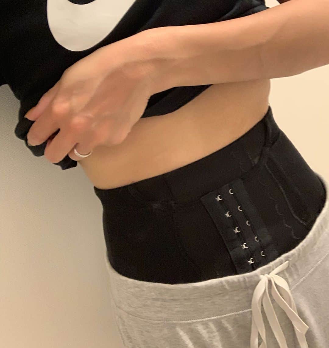 mocchiさんのインスタグラム写真 - (mocchiInstagram)「2019.06.04 こんばんは🌝 ・ ・ 昨日の卓上クリーナ、質問DMたくさんもらったので ストーリーにURL貼っといたよー！！ ・ ・ ほんと、消しゴムのカスの掃除って地味にストレスだよね。 ・ ・ 主婦皆思う事は同じなのね←え ・ ・ ・ あとマジカルシェリーのbeforeafterもストーリー載せたけど 履いてない時のあたしのお尻の垂れ具合が 公開処刑レベルなので、 消すかも🤫 ・ ・ ・ で、いつかのコーデ。 ・ 子供達は全身 @branshes ♡ ・ ・ ・ ・ ・ 最近新たに着圧仲間入りした#ギュギュギュ はウエストにめっちゃ効くよー！！ @gyugyugyu_lme ・ ・」6月4日 21時31分 - mocchi_1126