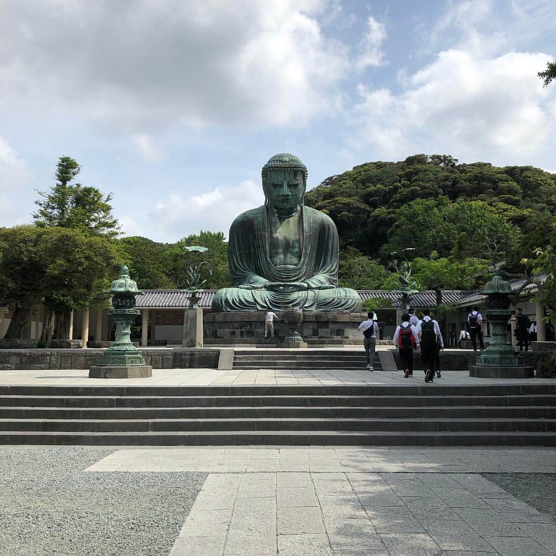 のインスタグラム：「おぅ‼️俺様だぁー❗️一泊二日で家族で『鎌倉』小旅行に行ってきた😆🎵学生時代に来た時より色んなコトを経験してからの今だから発見するコトも多く面白ぇ😆⭐️🎉お前ぇらも行ってみな😄❗️改めて発見できるコトもキットある⭐️⤴️⤴️だろう・・笑🎵 #鎌倉大仏 #成就院 #ギャラリーGOKURAKU亭」