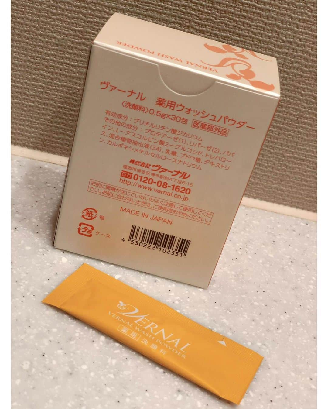 織田千穂さんのインスタグラム写真 - (織田千穂Instagram)「今日も暑い1日でしたね🔥☹️🔥 汗だくなこんな日はお顔もスッキリしたい所w 最近よくSNSで目にして気になる 酵素洗顔🛀🚿♩*ﾟ💜✨ * こちらはヴァーナルの酵素洗顔 薬用ウォッシュパウダーです💙✨ まるでコーヒーに入れる☕o(`･ω･´) ✨ スティックシュガーの様な手軽さで便利❤️ 持ち運び最高～っ💜 個包装なので清潔感もバッチリ👌✨ * パウダーをぬるま湯で溶かして 3分間パックして流すだけ(๑′ᴗ‵๑)‼️ パウダーを溶かすとぬるぬるつるんつるんな 液状に変わります‪\(ᯅ̈ )/‬✨ そしてパックして洗い流すと…🚿 顔の角質や黒ずみや汚れを 溶かし落としてくれるので 肌がほかほかもっちり❤️✨ いつもより化粧水の浸透も良い感じ💗 * これから夏に向けて皮脂分泌も多くなるから 大活躍しそうです(* ॑꒳ ॑* )⋆* 気になった方は… 【酵素洗顔 ヴァーナル】で検索してみてね🔎 @vernal_official さんでは 最新情報やお得情報が見れるので 是非チェック✅してみて下さいね❤️ * ✼••┈┈┈┈┈┈┈┈┈┈┈┈┈┈┈┈••✼ #ヴァーナル #ウォッシュパウダー #酵素洗顔 #酵素パウダー #酵素パック #たまご肌 #vernal #コスメ好きな人と繋がりたい #洗顔 #つるすべ肌 #美活 #洗顔料 #化粧品 #wash #フェイスケア #facialwash #beauty #美肌ケア #cosme #beaustagrammer #美容好きな人と繋がりたい #美容 #スキンケア #美肌 #女子力 #コスメ#followme #skincare #スキンケア商品 #PR ✼••┈┈┈┈┈┈┈┈┈┈┈┈┈┈┈┈••✼」6月4日 21時37分 - chihoda