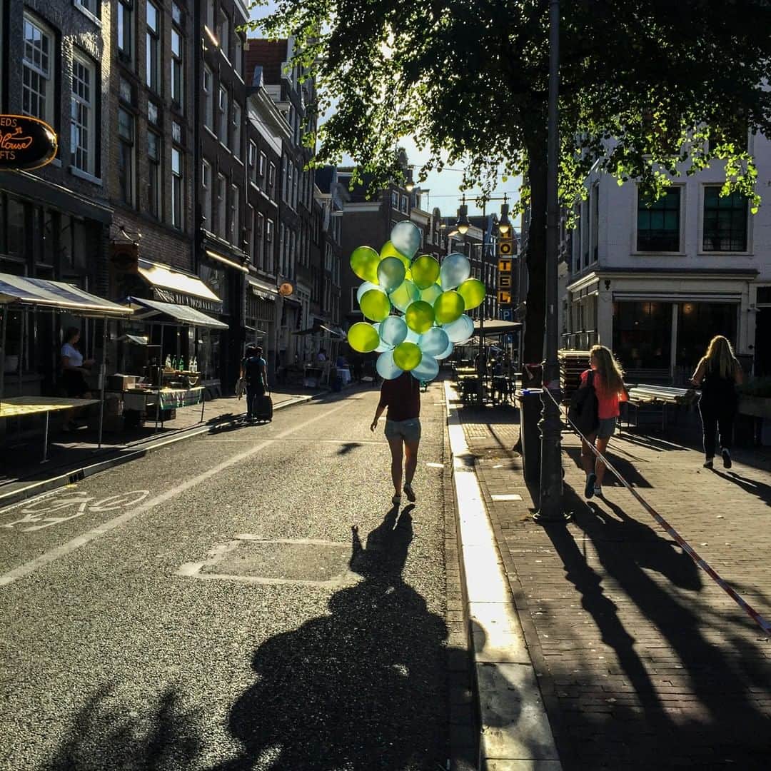 ナショナルジオグラフィックさんのインスタグラム写真 - (ナショナルジオグラフィックInstagram)「Photo by Muhammed Muheisen @mmuheisen | A woman holds balloons while walking along a street in Amsterdam, Netherlands. For more photos and videos from different parts of the world, follow me @mmuheisen and @mmuheisenpublic #muhammedmuheisen #Amsterdam #netherlands」6月4日 21時37分 - natgeo