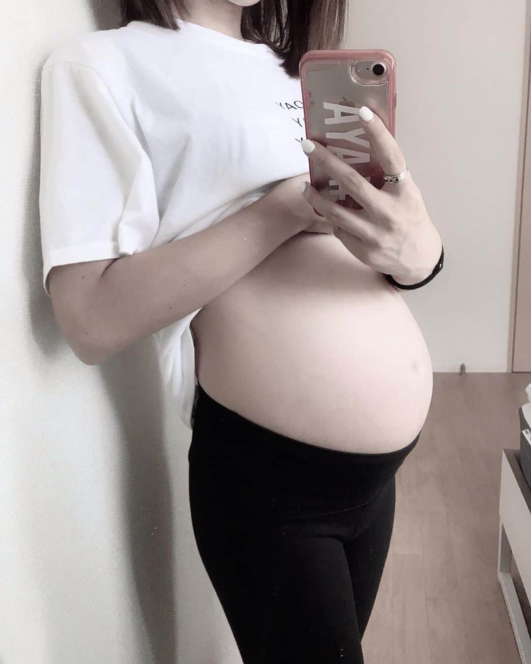 Ayaさんのインスタグラム写真 - (AyaInstagram)「今日のお腹記録🤰 日に日に大きくなる〜 もうしゃがむのが辛くなってきた🥺🥺 ワンピースばかりで デニムが恋しくて、、、 @uniqlo のマタニティ👖get💛 . . 👚は @selectshop.agape  ここのお洋服は可愛いのがいっぱいで ついつい買っちゃう🛍💗 #ユニクロ #uniqlo #fashion #マタニティパンツ #マタニティコーデ  #妊娠30週」6月4日 21時40分 - aya__fit