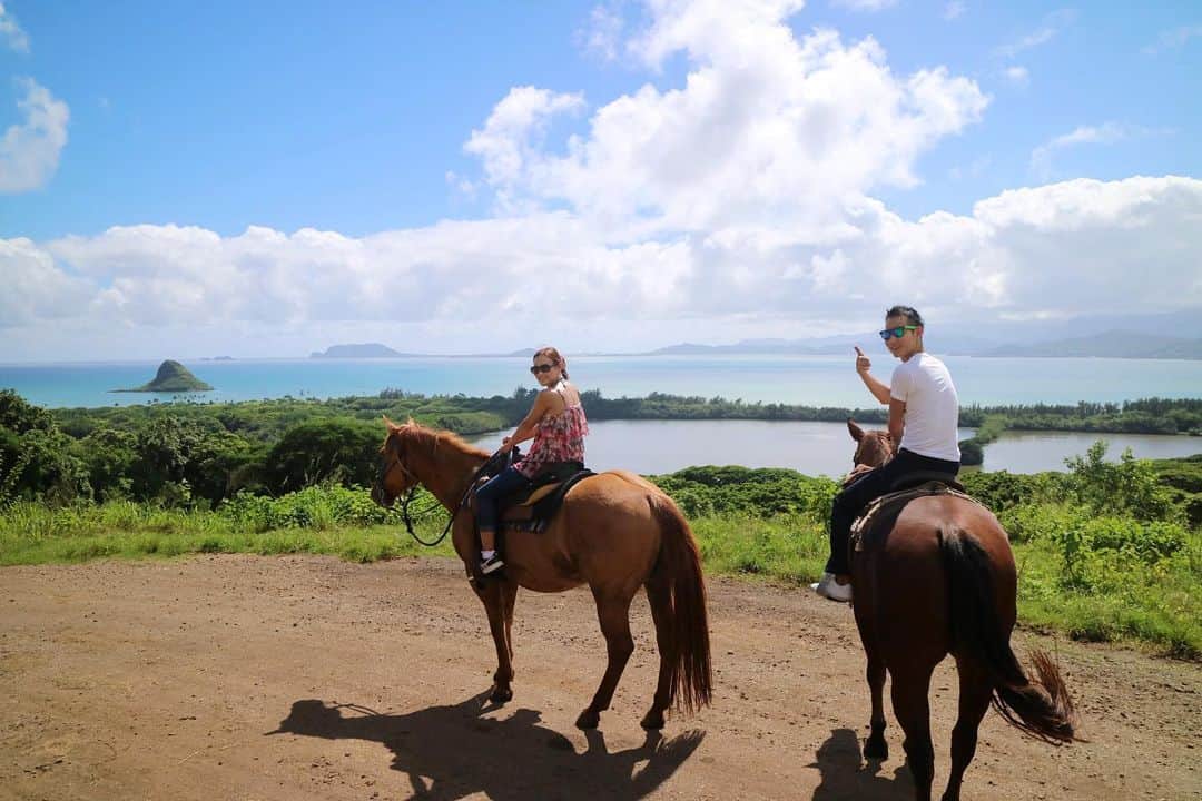 金泉紗恵子さんのインスタグラム写真 - (金泉紗恵子Instagram)「.﻿ たまたまフォルダを開けたら懐かしくなった2015年の写真🤩﻿ ﻿ ﻿ ハワイのクアロアランチで乗馬をやった時の写真です😋﻿ クアロアランチはバスツアーやバギー、ジップラインなどアクティビティがとっても豊富🙌﻿ ワイキキ中心部からの送迎付きや、1日で何種類もアクティビティができるツアーなどもあります👍﻿ 人気のアクティビティは早めに予約終了になったりするので、予定を決めたらすぐに予約しておくのがオススメです😌﻿ 私たちはレンタカーで行ったので、事前に乗馬2時間だけクアロアのHPから予約していきました✨﻿ （本当はバギーが良かったですが、この時は予約いっぱいでした💦）﻿ ﻿ ﻿ 乗馬2時間は想像以上にハードで、お尻も疲れるし、おりた時は足がガクガクでした🙄﻿ でも写真7枚目のように、ジュラシックワールドのロケ地を見れたり、山の中や海の見える高台に行ったりと、かなり盛りだくさんで景色も最高💓﻿ 私の馬が暴れ馬で笑、アテンドのお姉さんに怒られまくっていましたが、なかなか言うことを聞かなかったり、おトイレ始めちゃったり、その自由さも楽しかったです😁﻿ 2時間も一緒にいるとお別れが寂しくなるくらい😂﻿ ﻿ ﻿ 乗馬は1時間コースでも十分楽しめると思います🤗﻿ ただどうやら2時間コースの方が高台に行くから景色はさらに良いみたいですね🥳﻿ クアロアランチから見えるクアロアビーチやチャイナマンズハットは写真の通り最高でした✨﻿ 乗馬は一見おとなしめのアクティビティな気がしますが、暑い日差しの中なので、なかなかハードです😇﻿ 一番お手軽にクアロアを楽しめるのはバスで周るロケ地ツアーだと思います😚﻿ 久々にクアロアも行きたいなー😘﻿ .﻿ #hawaii #hawaii🌺 #hawaiitrip #hawaiisbestphotos #kualoa #kualoaranch #horseriding #kualoabeach #followme #canoneos #ハワイ #ハワイ旅行 #ハワイ好き #ハワイ好きな人と繋がりたい #ハワイの思い出 #クアロアランチ #クアロア牧場 #乗馬 #クアロアビーチ #ミラーレス一眼 #ミラーレス」6月4日 21時41分 - saeko_kanaizumi