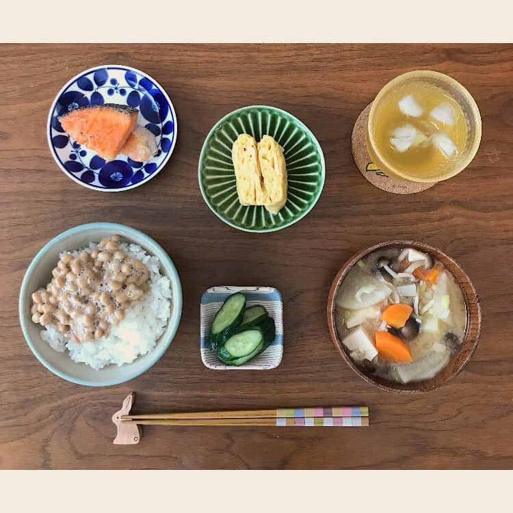 櫛引彩香のインスタグラム：「納豆ごはんのみのことも多々あるが、久しぶりにシンプルだけどちゃんとしたバージョン。ヴァージョンでも可。 炭水化物控えめにして、1ヶ月で3キロ減ったけど、あと3キロ減らさないとなぁ。無理だろうなぁ。 #おうちごはん  #ビキコのごはん」
