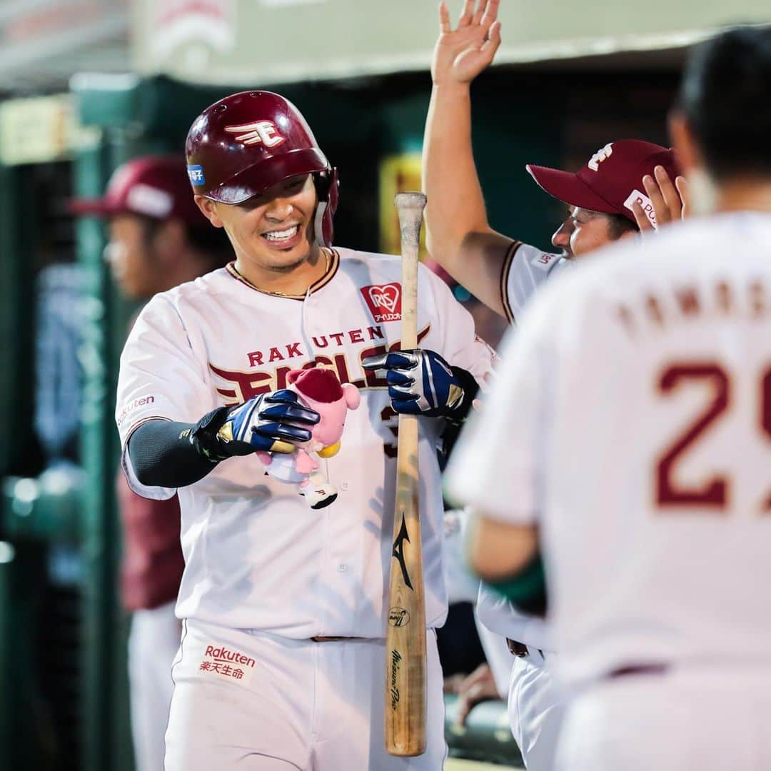 東北楽天ゴールデンイーグルスさんのインスタグラム写真 - (東北楽天ゴールデンイーグルスInstagram)「⚾️ ⚾️E 2-3 G⚾ 先発の塩見選手が7回1失点10奪三振の快投💯 先制された直後にブラッシュ選手の17号ソロで同点💪🏼 そして同点の8回に浅村選手が値千金の14号ソロ‼️ しかし9回に逆転を許して交流戦初戦を落とす。 #rakuteneagles #RESTART #日本一の東北へ #塩見貴洋 #浅村栄斗 #ブラッシュ」6月4日 21時41分 - rakuten_eagles