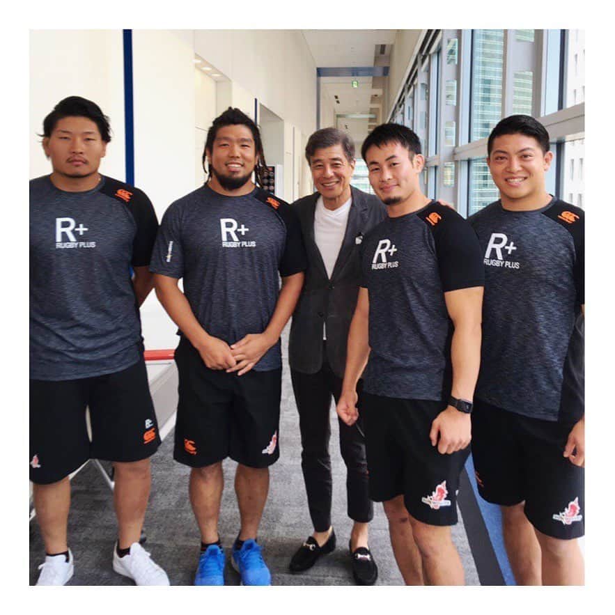 石原プロモーションのインスタグラム：「番組の収録で日本テレビへ✨ . なんと！ラグビー日本代表の選手たちが訪ねてきてくれました🏉 . みなさま今回の日本代表合宿メンバーに召集されています！！ . . . #ラグビー日本代表  #日本テレビ  左から #稲垣啓太 選手 #堀江翔太 選手 #福岡堅樹 選手 #坂手淳史 選手 #舘ひろし」