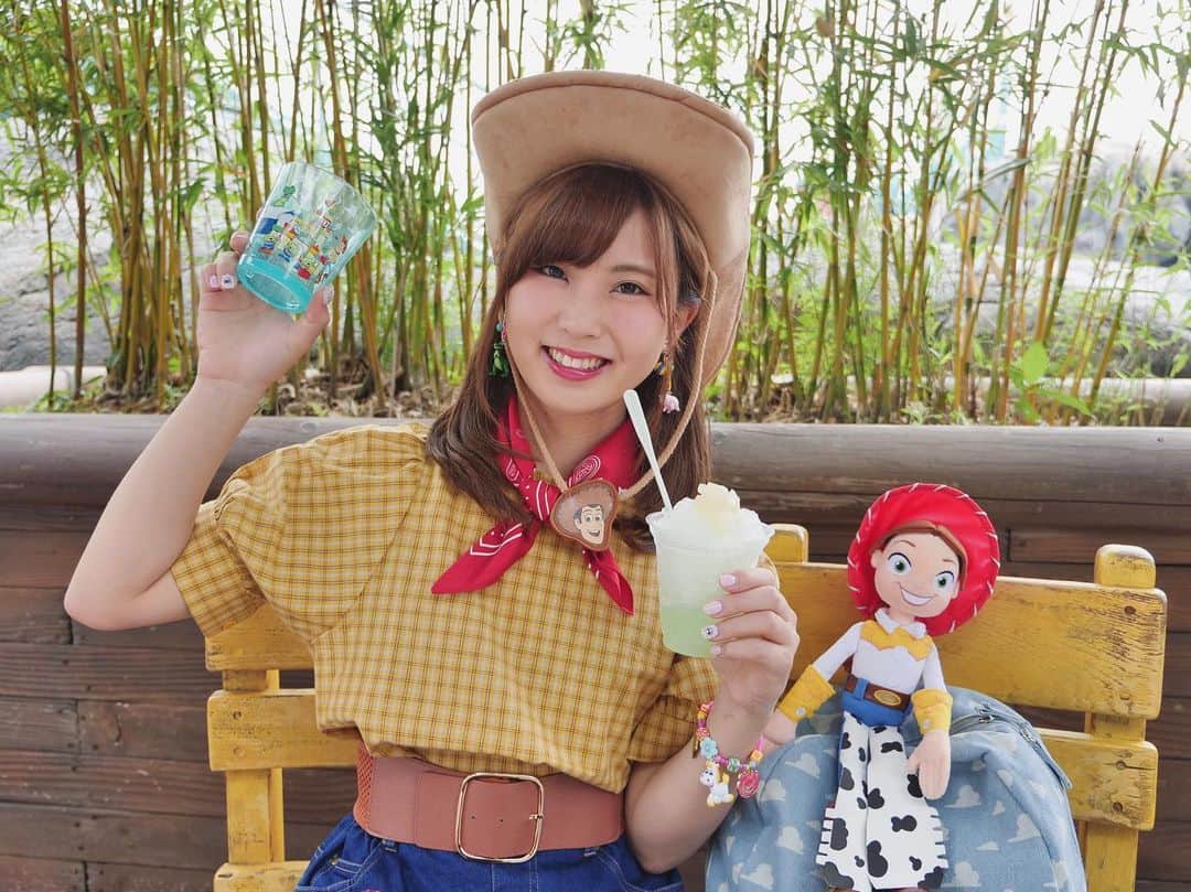のインスタグラム：「ついに🐥💜💜#ディズニー  で6月14日から始まる#ファンタイムウィズトイストーリー4 のグルメを早速食べてきたよ❣️ お久しぶりのインスタ←😮💕 みんな覚えてた？w ついついインスタサボりグセが😮  今日の#youtube の動画になってるからみてみてね🍎  #トイストーリー４ も楽しみ⭐️🌈 #ウッディーコーデ #ウッディーバウンド #ディズニー #トイストーリー4 #トイストーリーコーデ #トイストーリー #disneyland #disneysea #disney #toystory #ウッディー #woody #instagood #toystory4」
