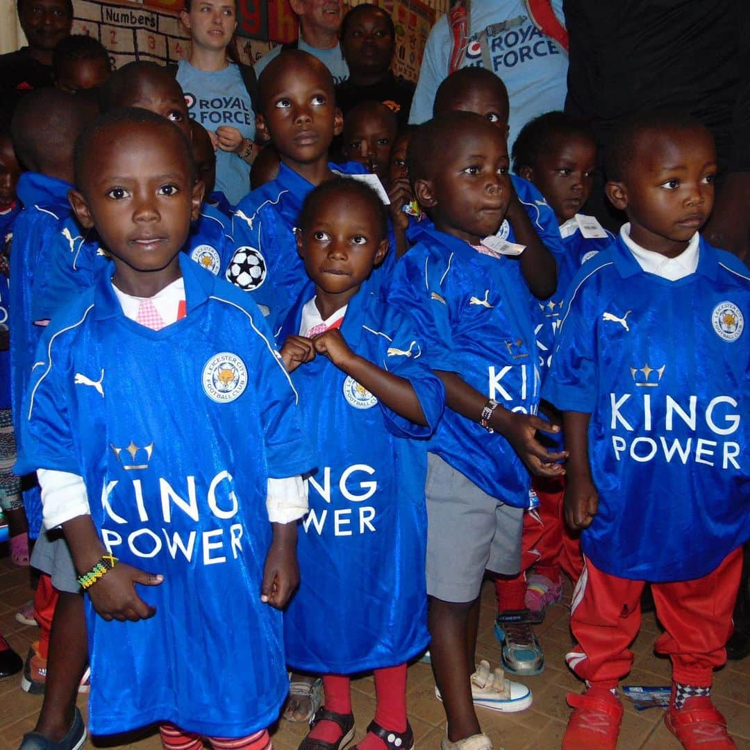 レスター・シティFCさんのインスタグラム写真 - (レスター・シティFCInstagram)「Young football fans in Kenya recently received Foxes kit thanks to the help of the RAF and #lcfc! 🇰🇪」6月4日 21時53分 - lcfc